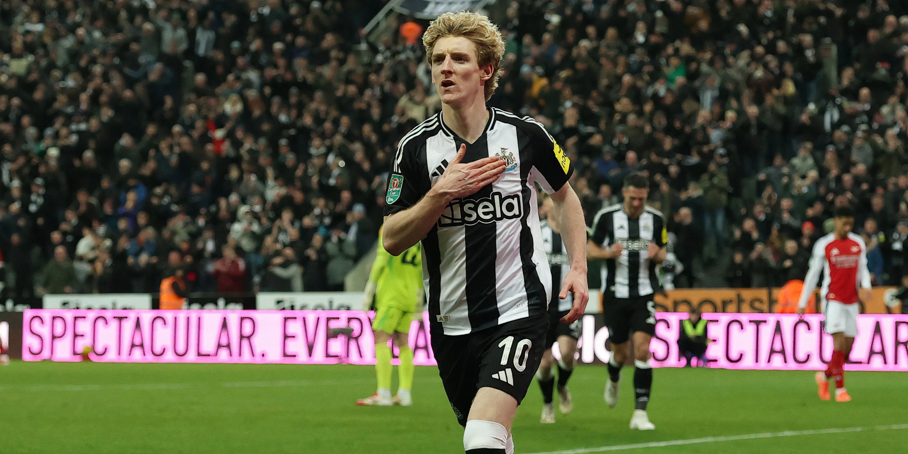 Anthony Gordon (Newcastle) và HLV Eddie Howe. Gordon được so sánh với mục tiêu Mbeumo.