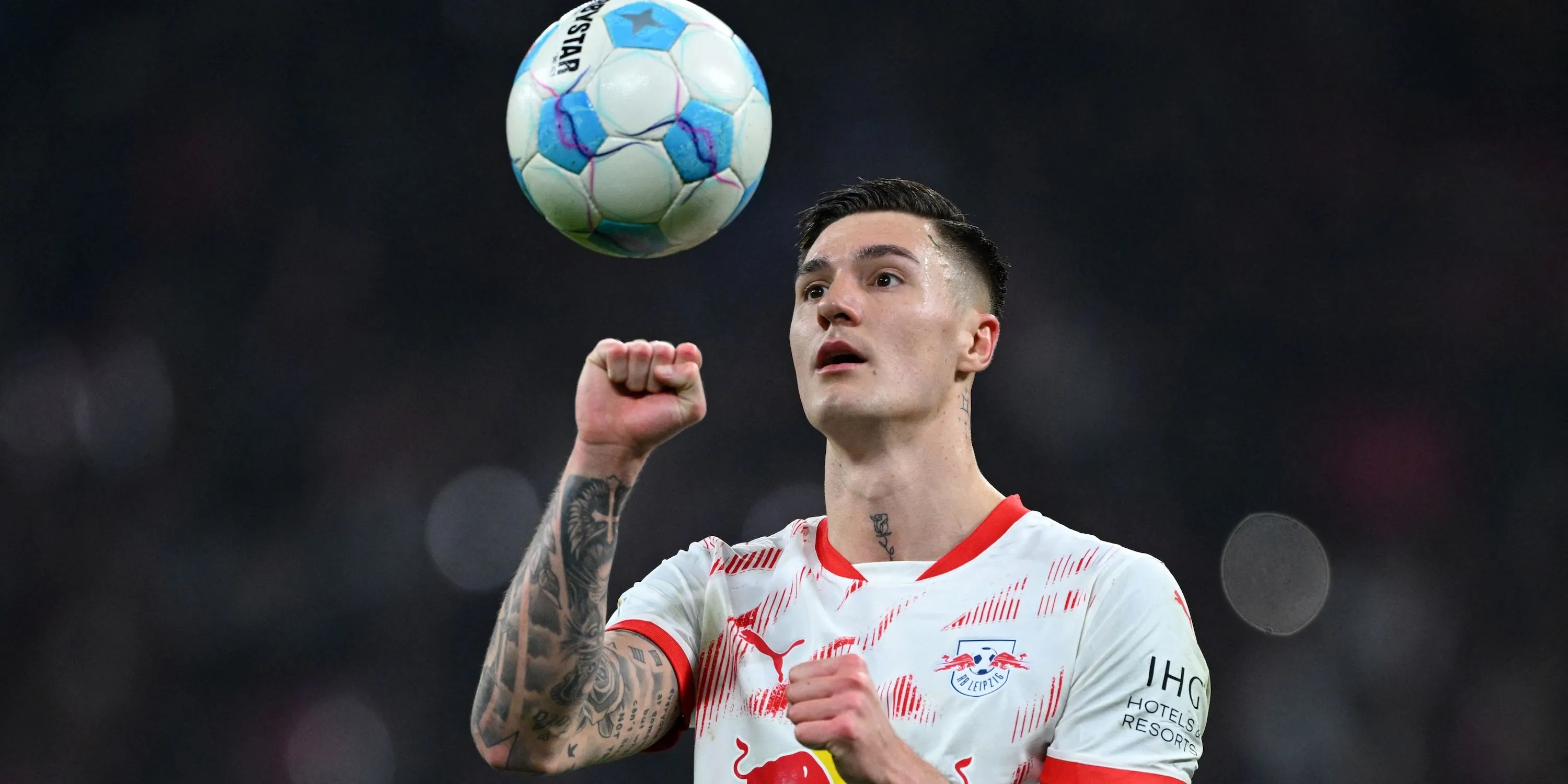 Benjamin Šeško chuẩn bị thực hiện quả phạt đền trong một trận đấu của RB Leipzig.