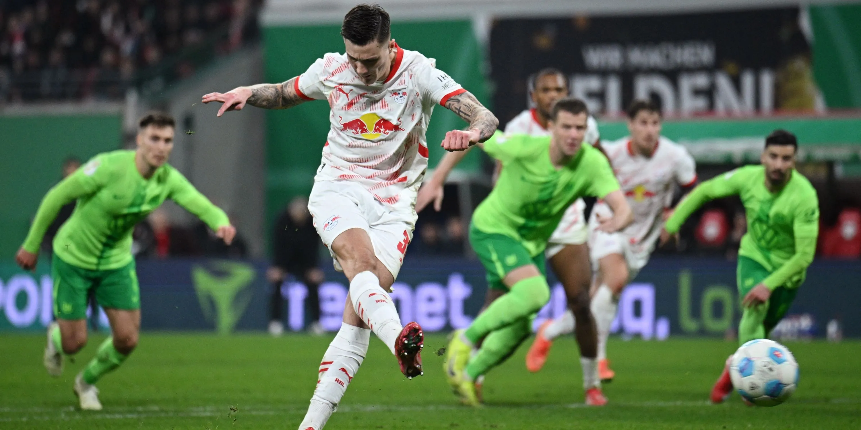 Benjamin Sesko ghi bàn mở tỷ số từ chấm phạt đền cho RB Leipzig