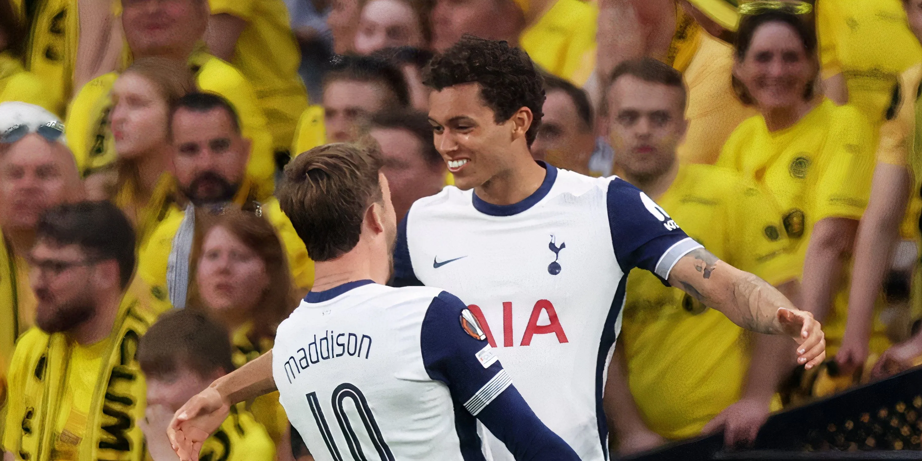 Brennan Johnson thi đấu cho Tottenham tại Europa League