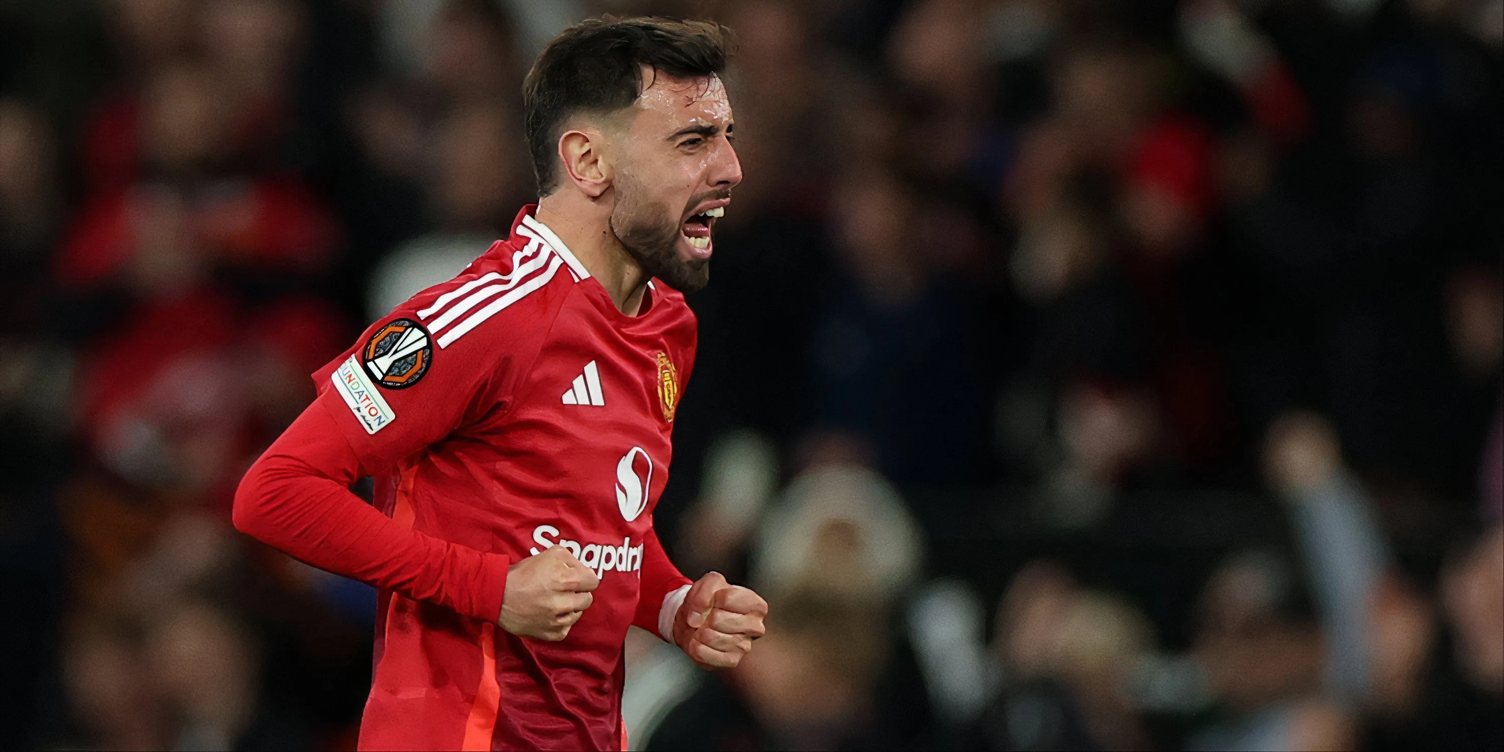 Bruno Fernandes thi đấu cho Manchester United, hình ảnh cầu thủ trên sân.