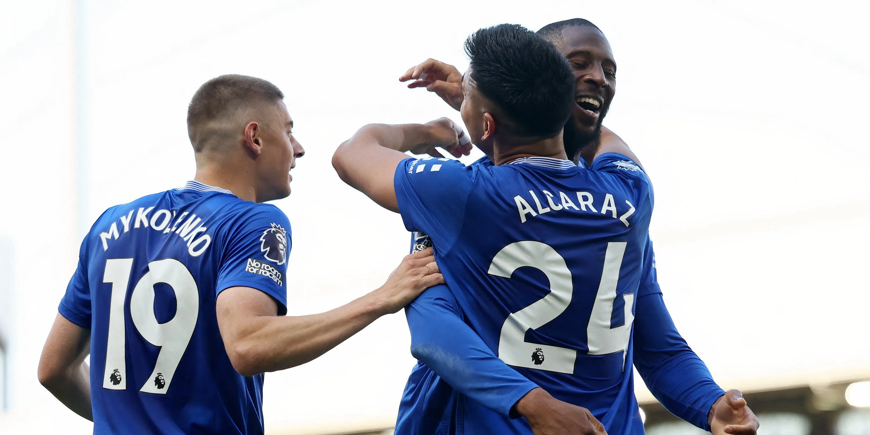 Các cầu thủ Everton ăn mừng sau chiến thắng trước Fulham tại Premier League