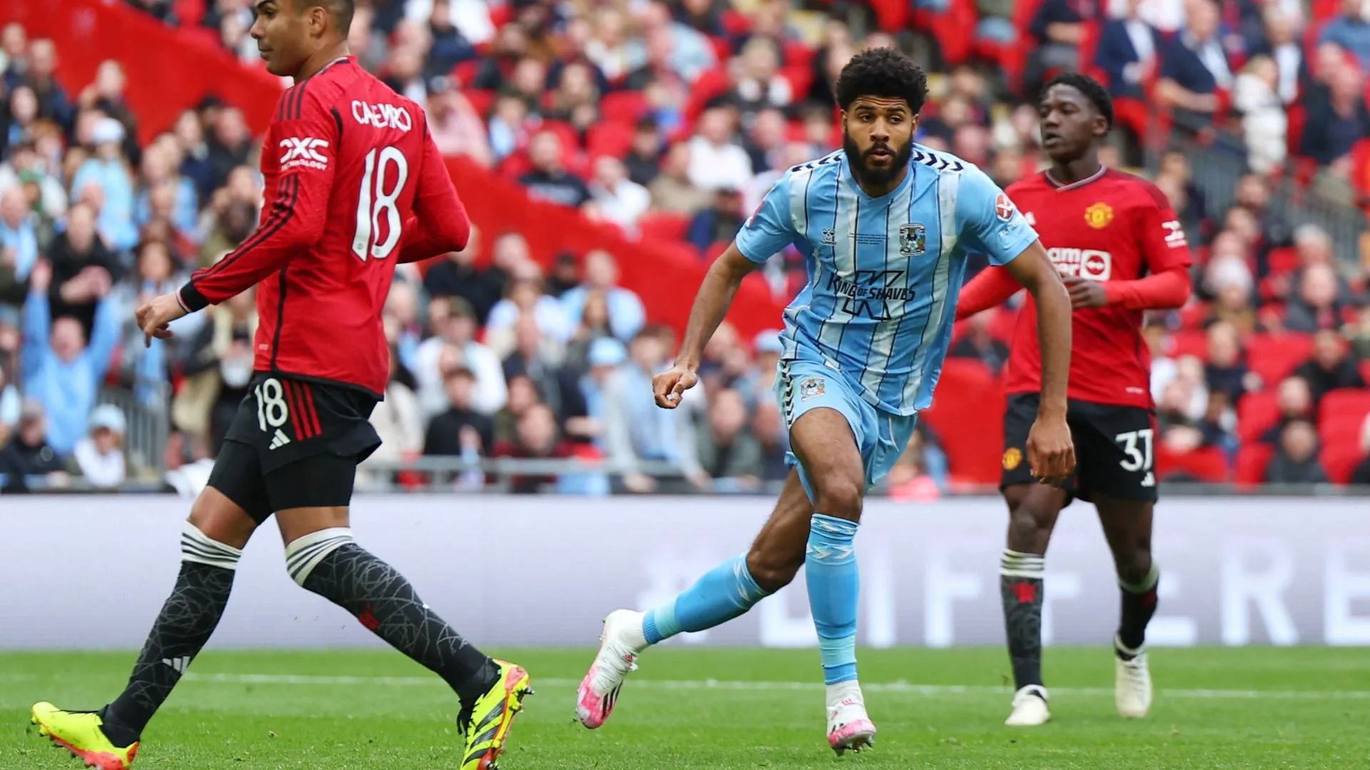 Ellis Simms ghi bàn trong màu áo Coventry City