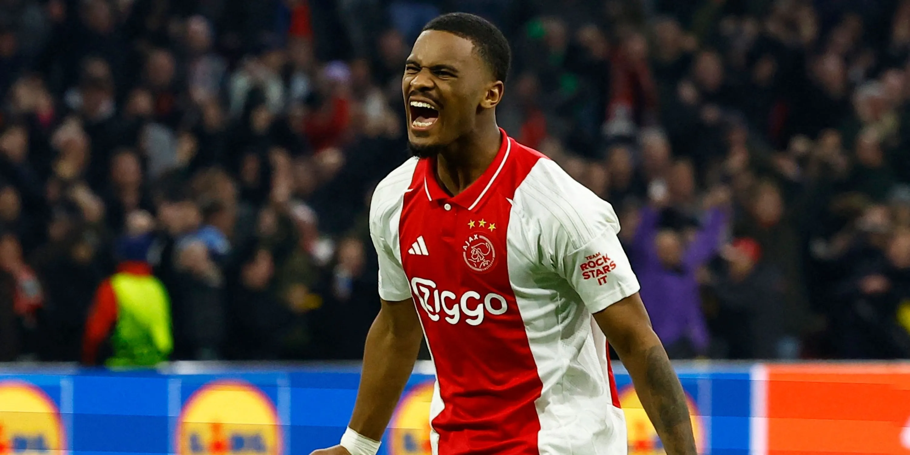 Hậu vệ Jorrel Hato ăn mừng cùng các đồng đội Ajax Amsterdam, mục tiêu trung vệ mới của Chelsea