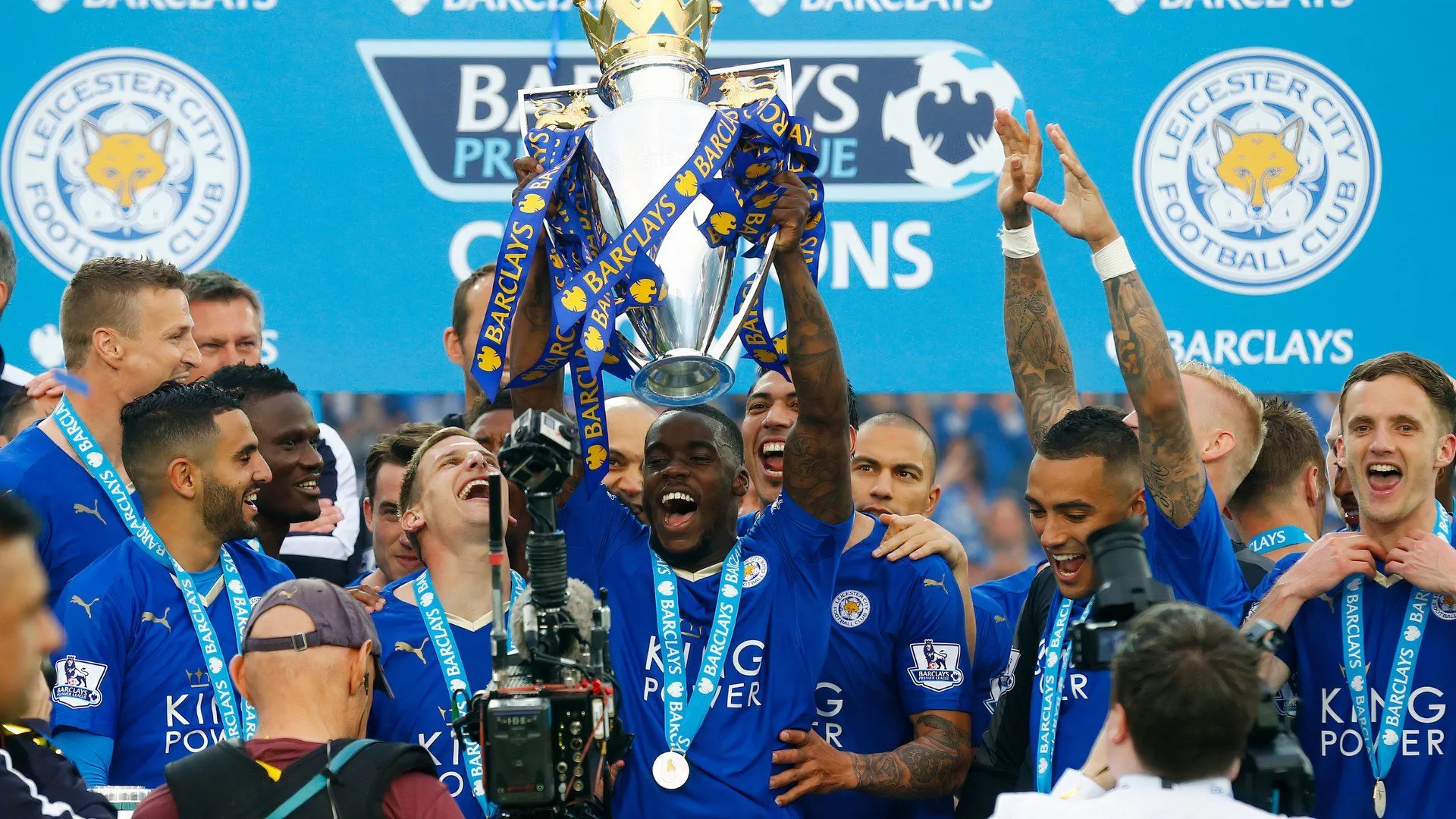 Jeffrey Schlupp ăn mừng chức vô địch Ngoại hạng Anh cùng Leicester City mùa 2015/16.