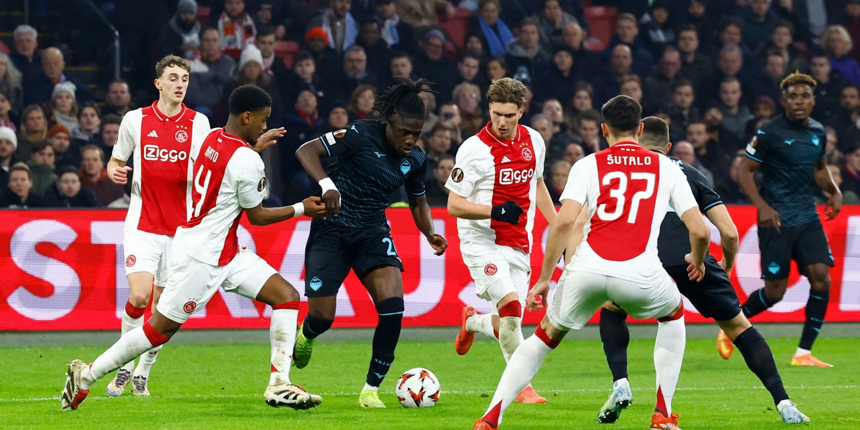 Jorrel Hato thi đấu cho Ajax Amsterdam, cầu thủ có khả năng chơi chân tốt được liên hệ với Chelsea