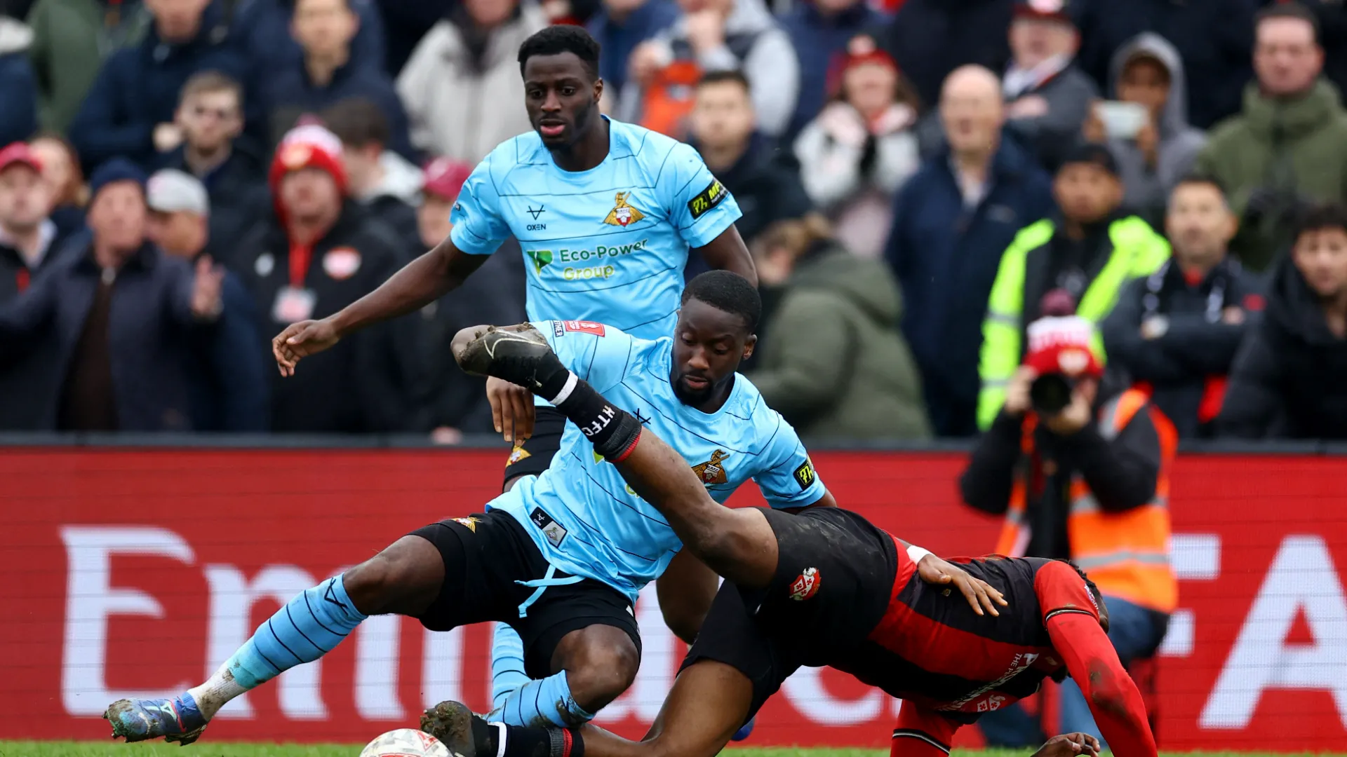 Joseph Olowu ăn mừng bàn thắng cho Doncaster Rovers