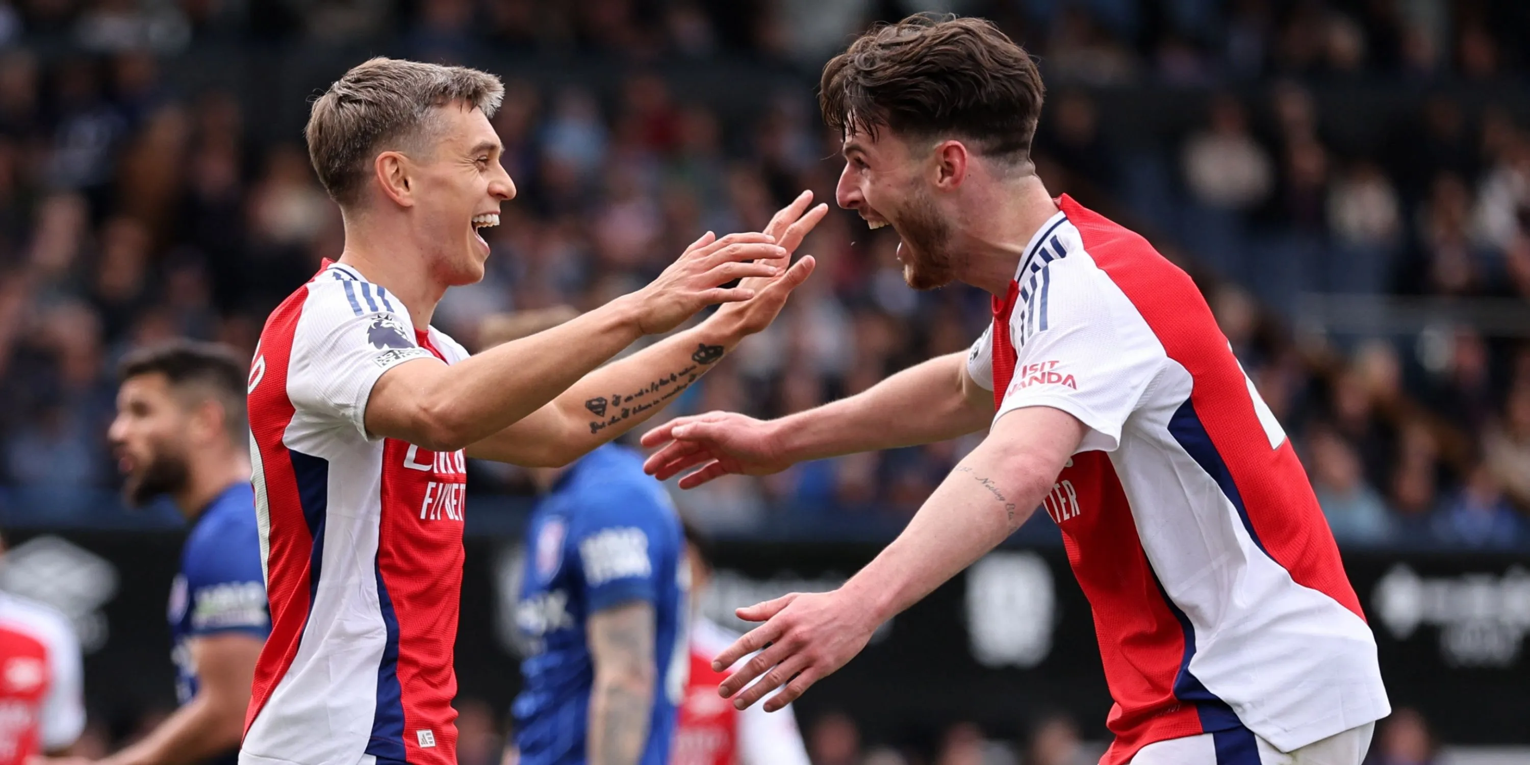 Leandro Trossard và Declan Rice của Arsenal trong trận đấu