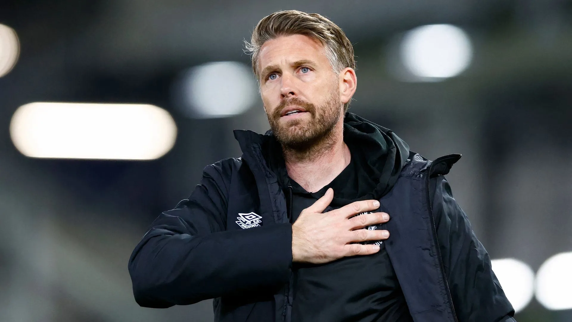 Rob Edwards chỉ đạo trận đấu cho Luton Town, phong cách huấn luyện được nhận xét là trực diện.
