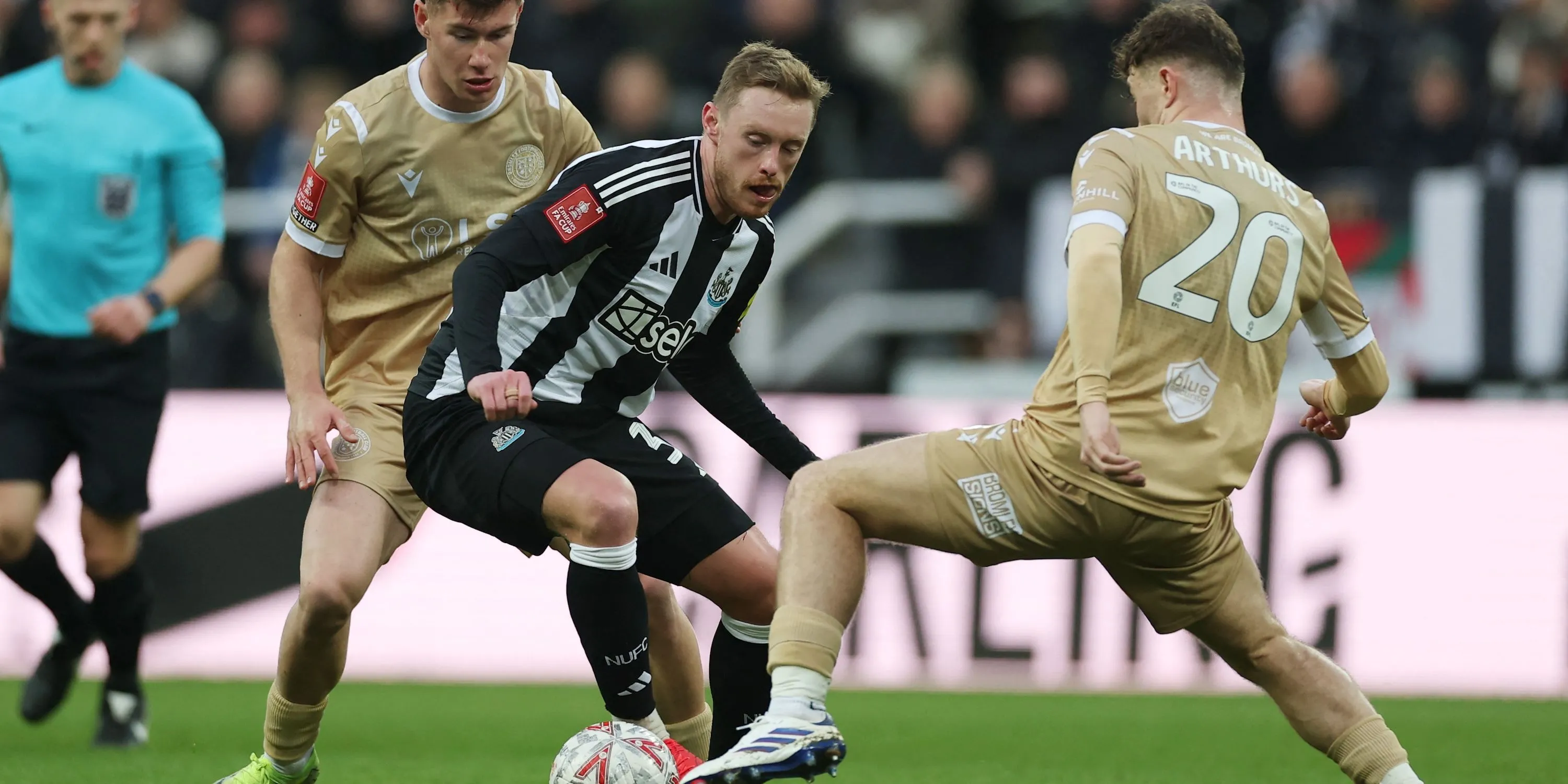 Sean Longstaff tranh bóng quyết liệt trong một trận đấu, thể hiện lối chơi máu lửa