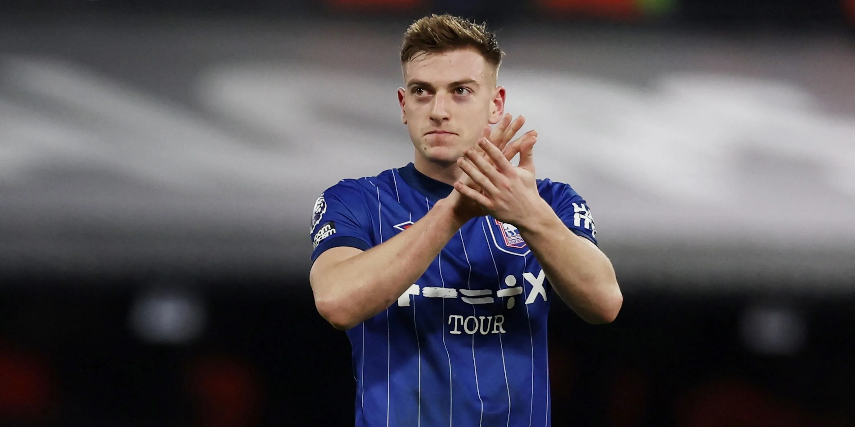 Tiền đạo Liam Delap của Ipswich Town vỗ tay cảm ơn người hâm mộ