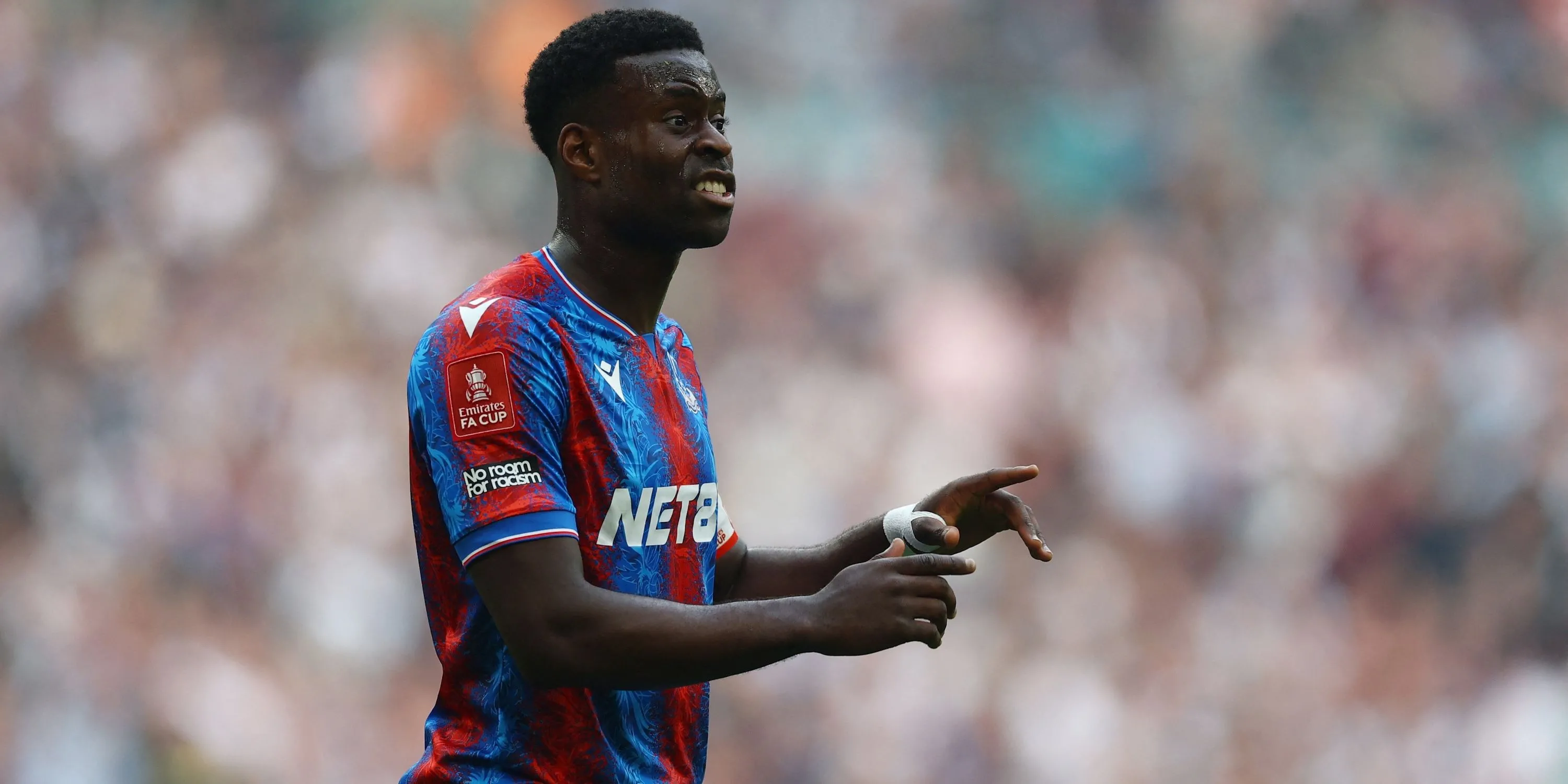 Trung vệ Marc Guehi trong màu áo Crystal Palace tại Ngoại hạng Anh.