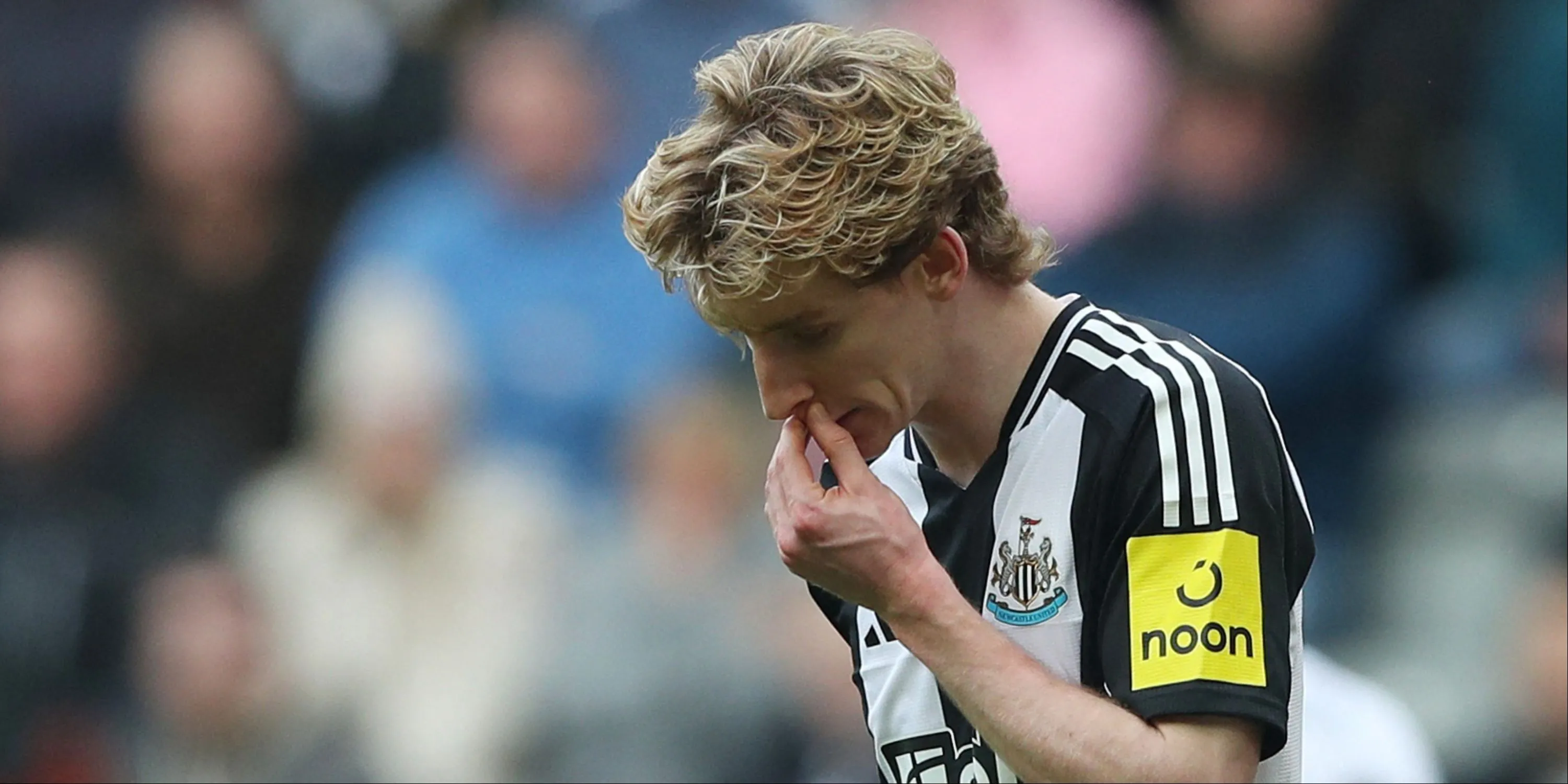 Anthony Gordon trong màu áo Newcastle United, cầu thủ được Liverpool quan tâm