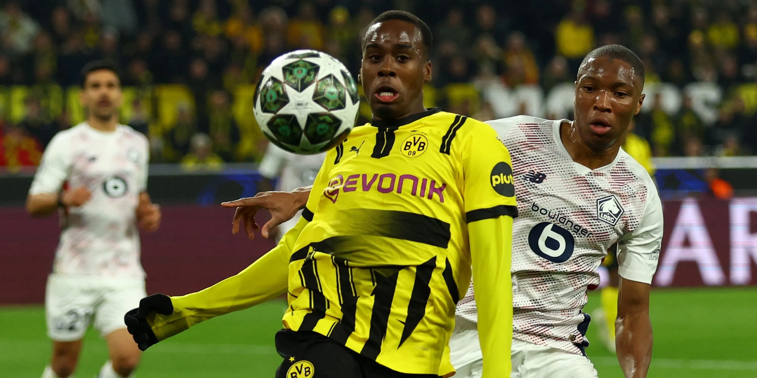 Cầu thủ chạy cánh Jamie Gittens của Borussia Dortmund, mục tiêu chuyển nhượng của Arsenal và Chelsea, trong một trận đấu