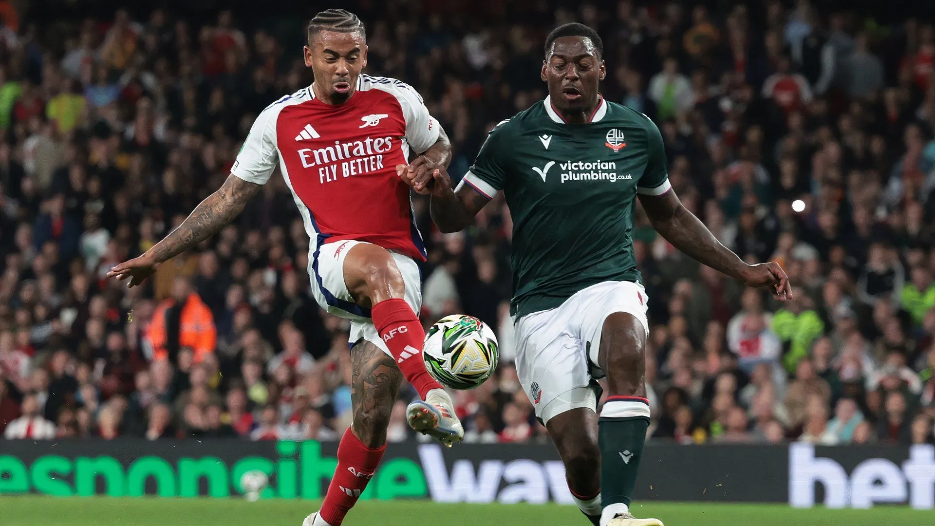 Hậu vệ Ricardo Santos trong màu áo Bolton Wanderers