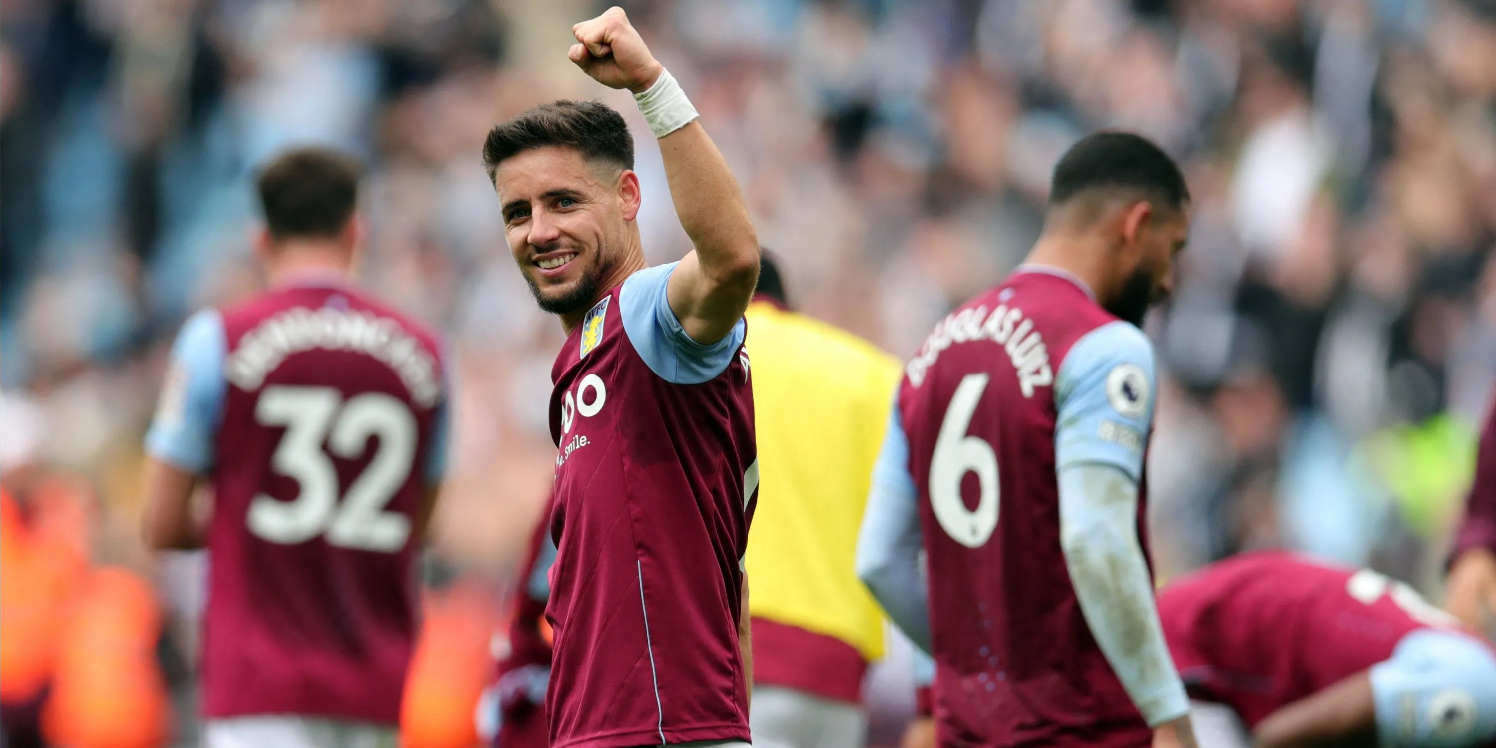 Hậu vệ trái Alex Moreno của Aston Villa trong một pha bóng tại Ngoại hạng Anh