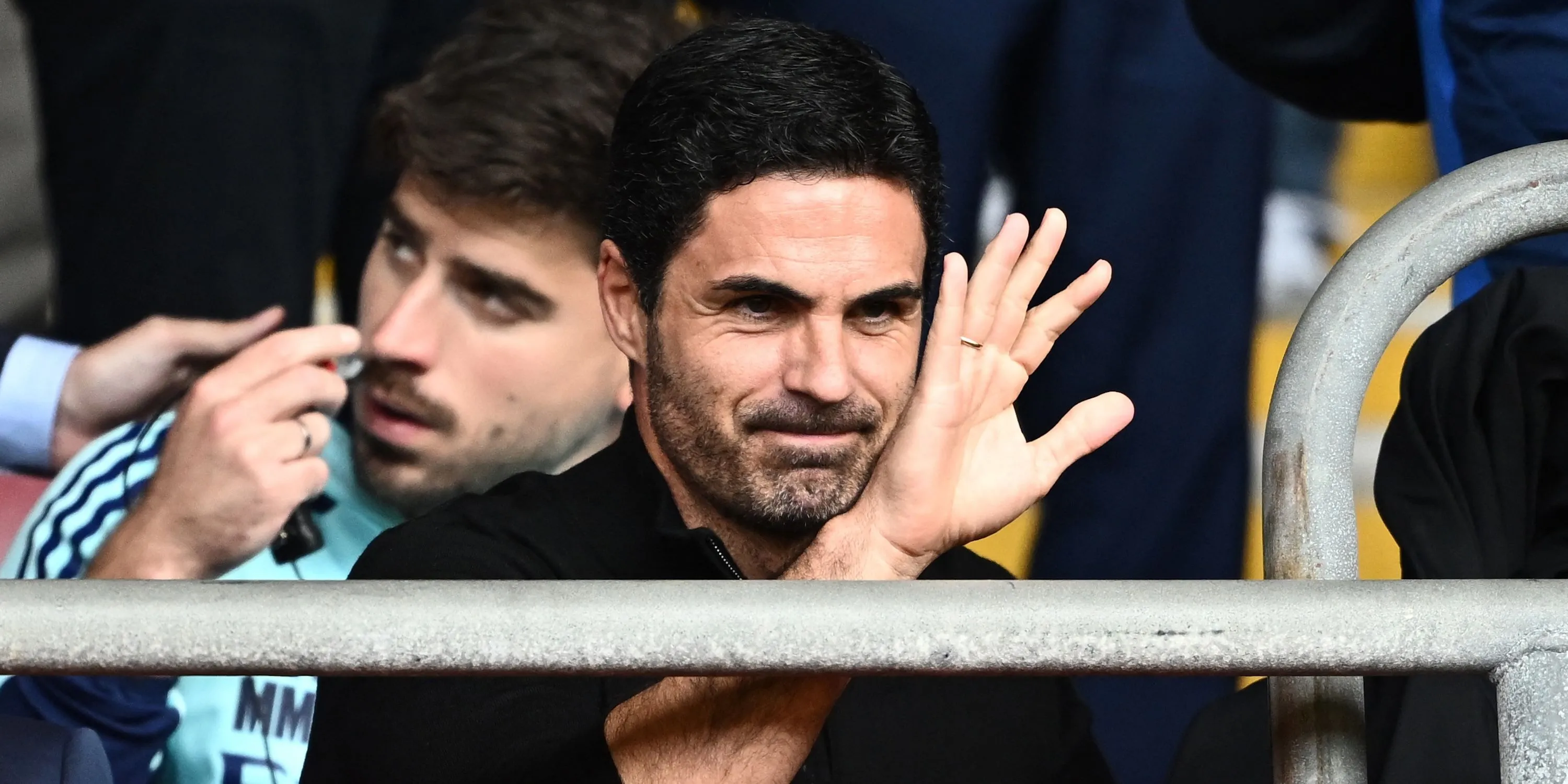 Huấn luyện viên Mikel Arteta theo dõi trận đấu trên khán đài, suy nghĩ về việc bổ sung lực lượng cho Arsenal.