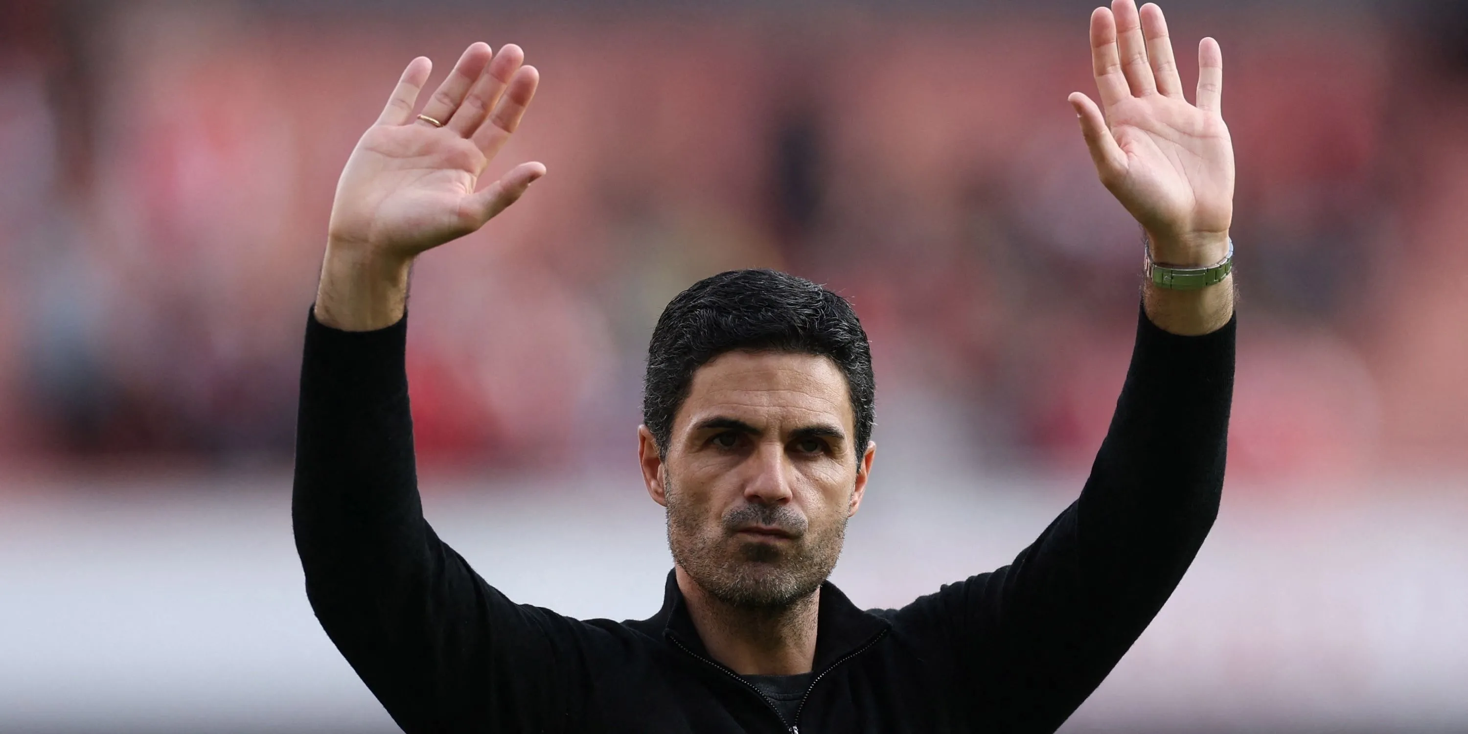 Huấn luyện viên Mikel Arteta vẫy tay chào người hâm mộ Arsenal sau trận đấu
