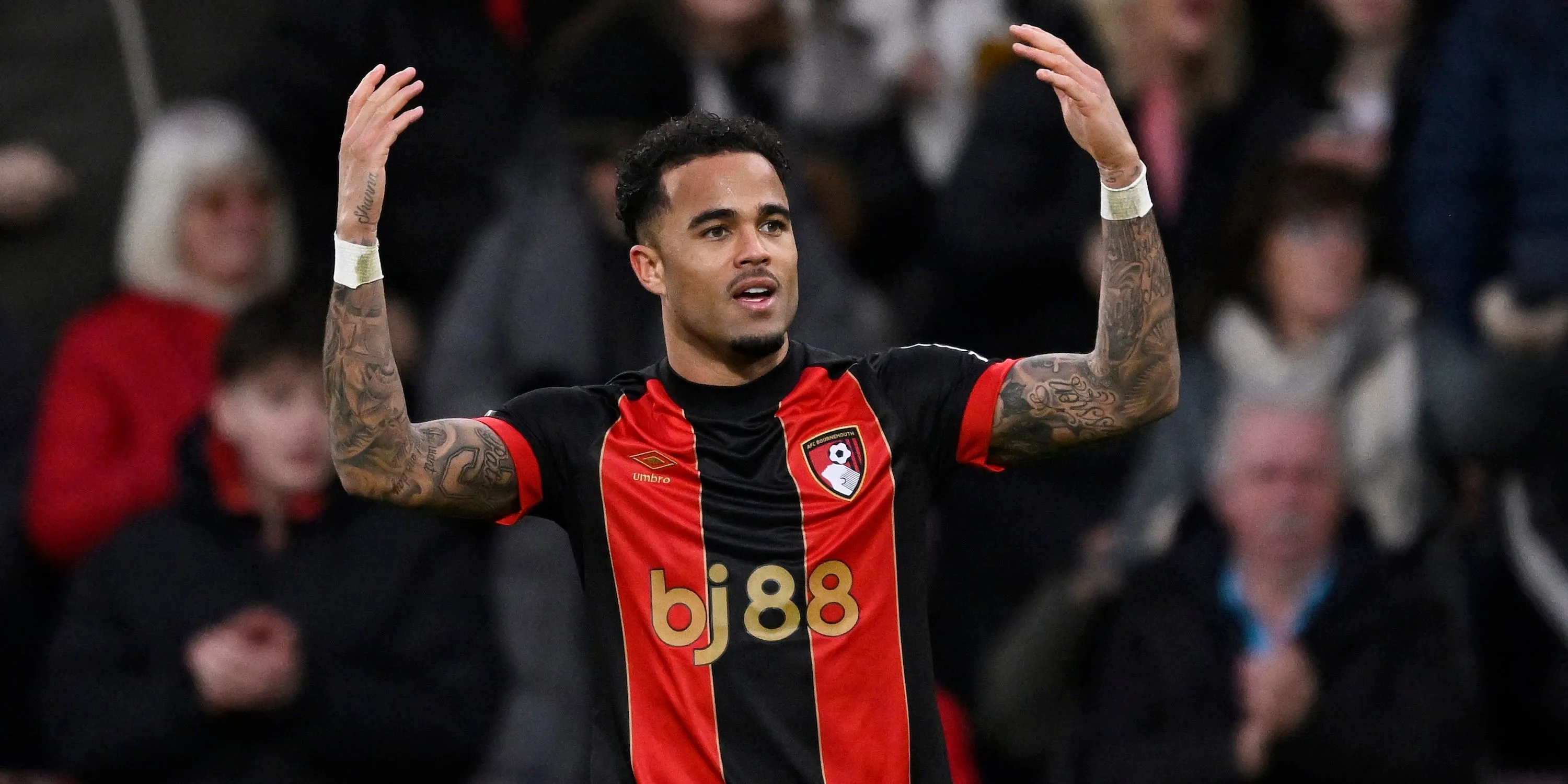 Justin Kluivert ăn mừng sau khi ghi bàn cho Bournemouth.