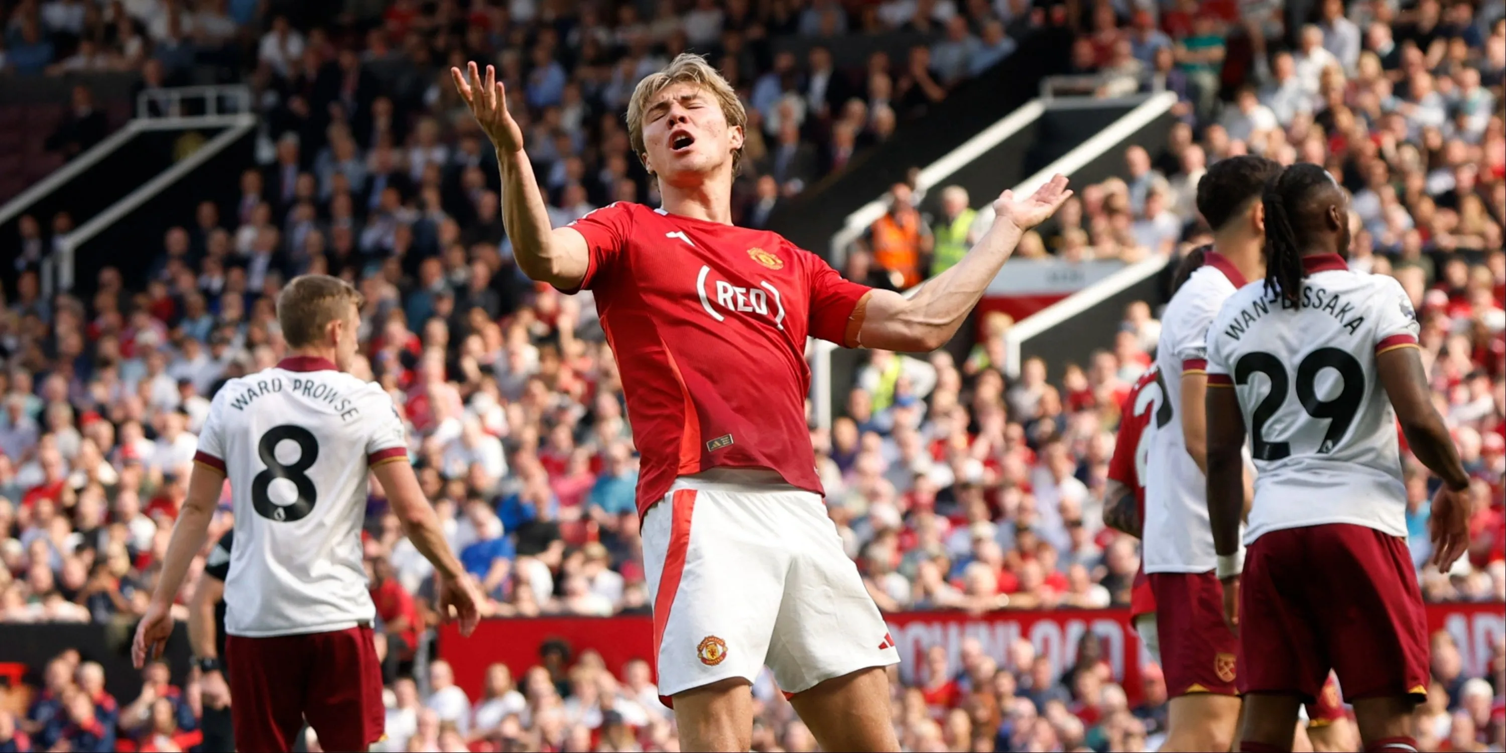 Rasmus Hojlund thi đấu cho Manchester United, tương lai đang bỏ ngỏ