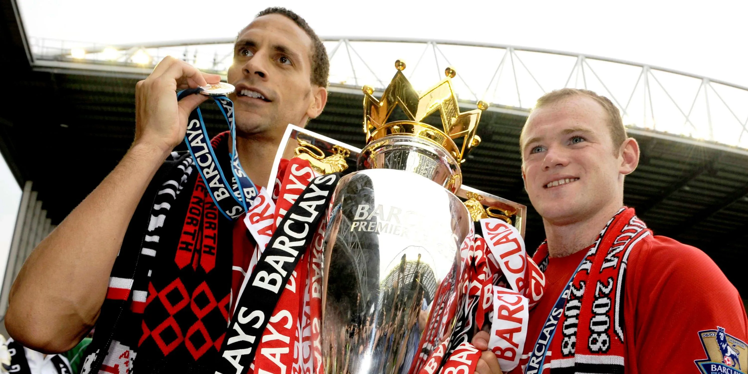 Rio Ferdinand và Wayne Rooney nâng cao chức vô địch Premier League cùng Manchester United