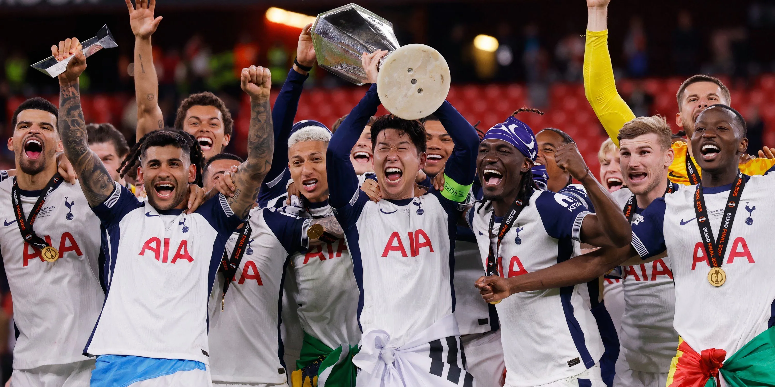 Son Heung-min (áo trắng) cùng đồng đội Tottenham ăn mừng, tương lai anh đang được quan tâm.