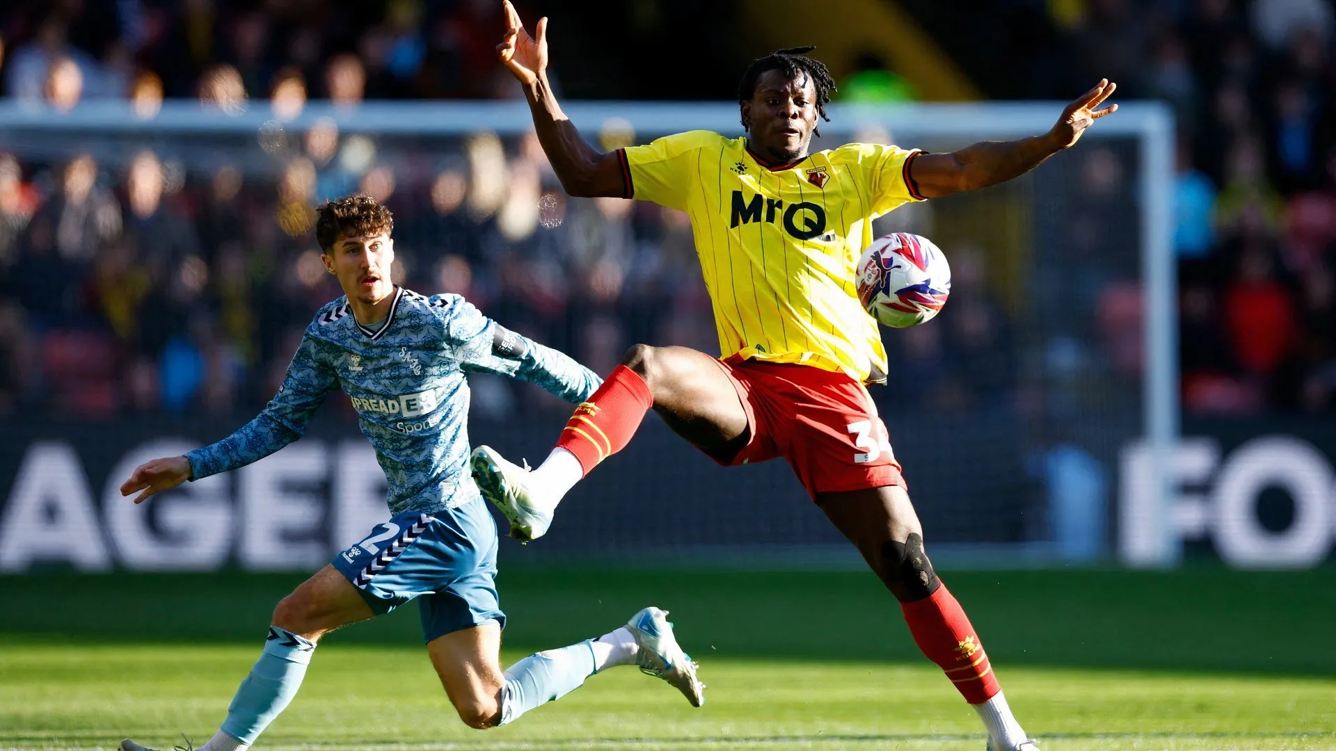 Tiền đạo cánh Kwadwo Baah trong một pha bóng cho Watford