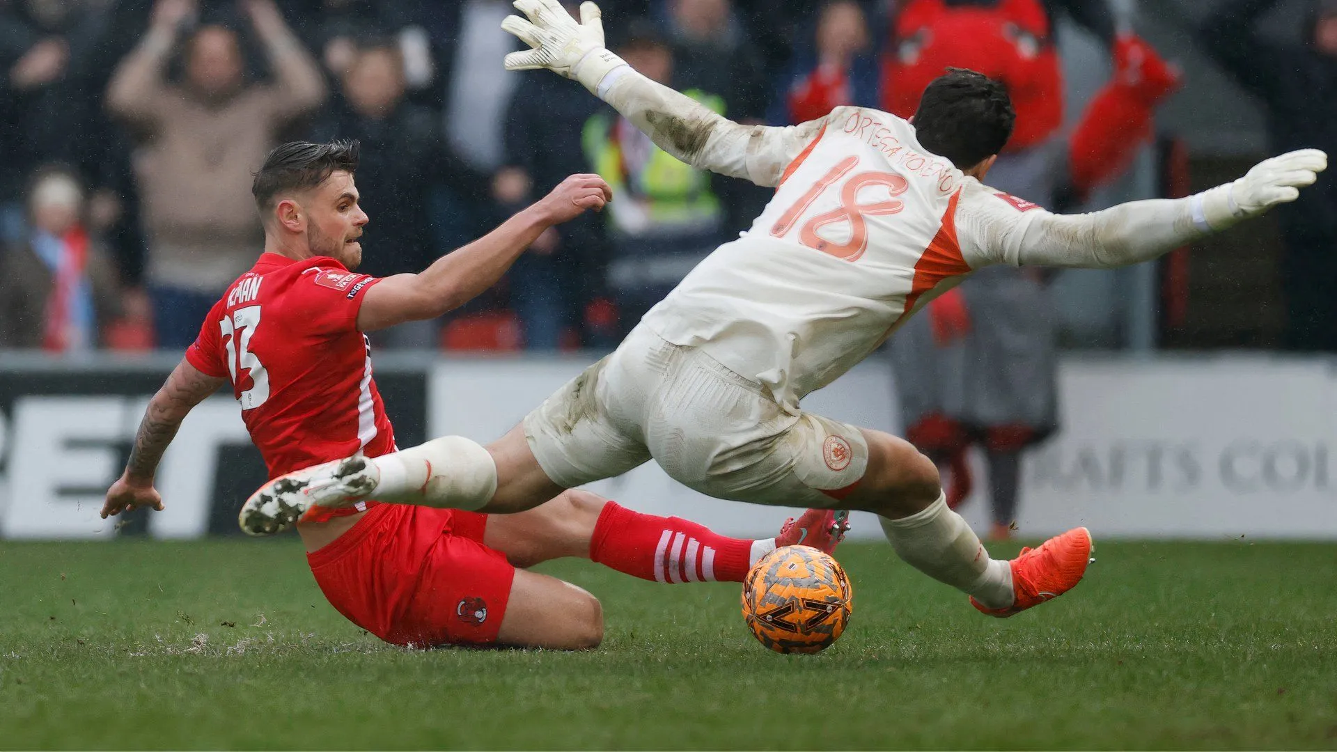 Tiền đạo Charlie Kelman trong màu áo Leyton Orient, nơi anh giành danh hiệu Vua phá lưới League One