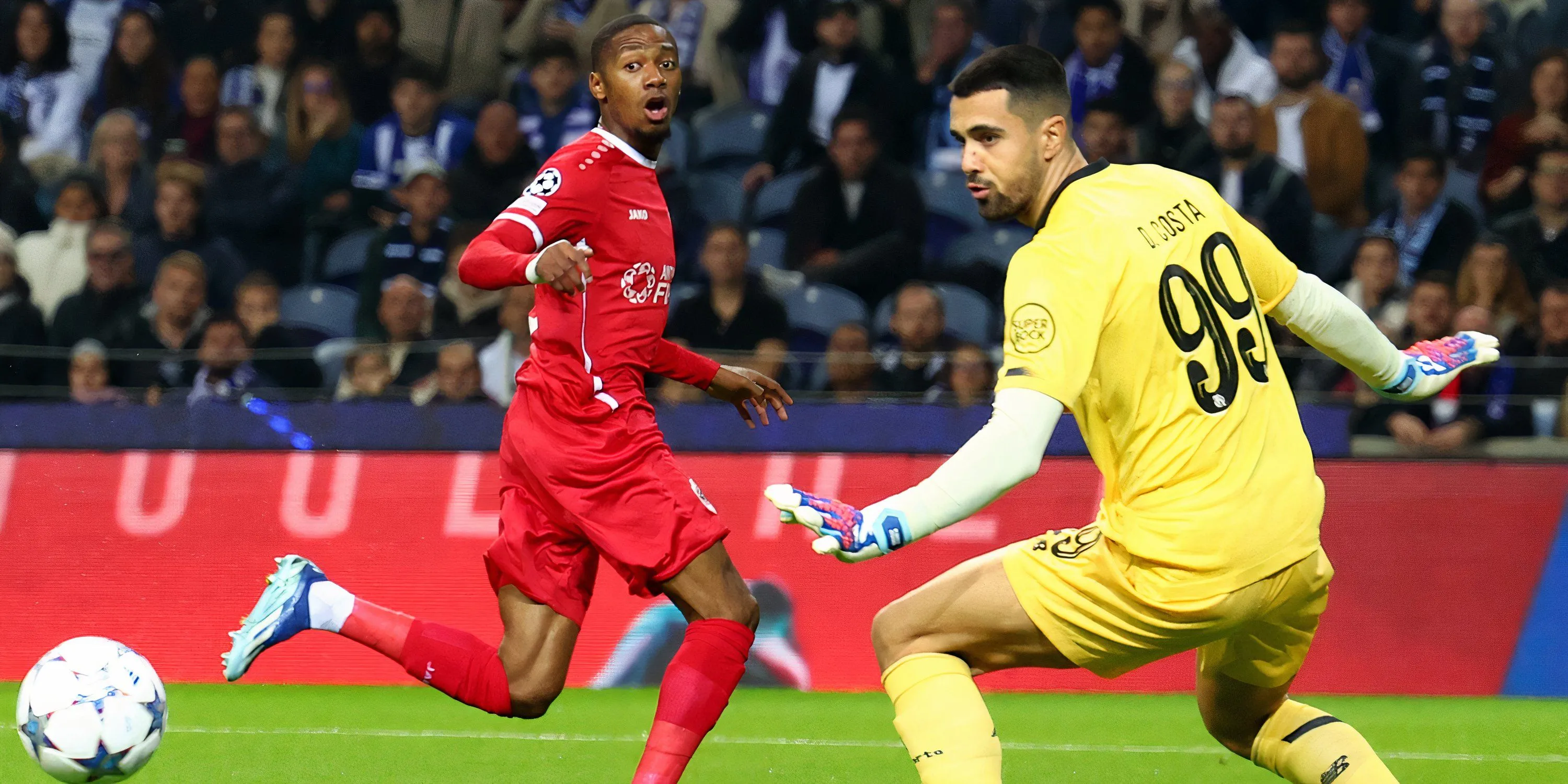Tiền vệ cánh Michel-Ange Balikwisha của Royal Antwerp