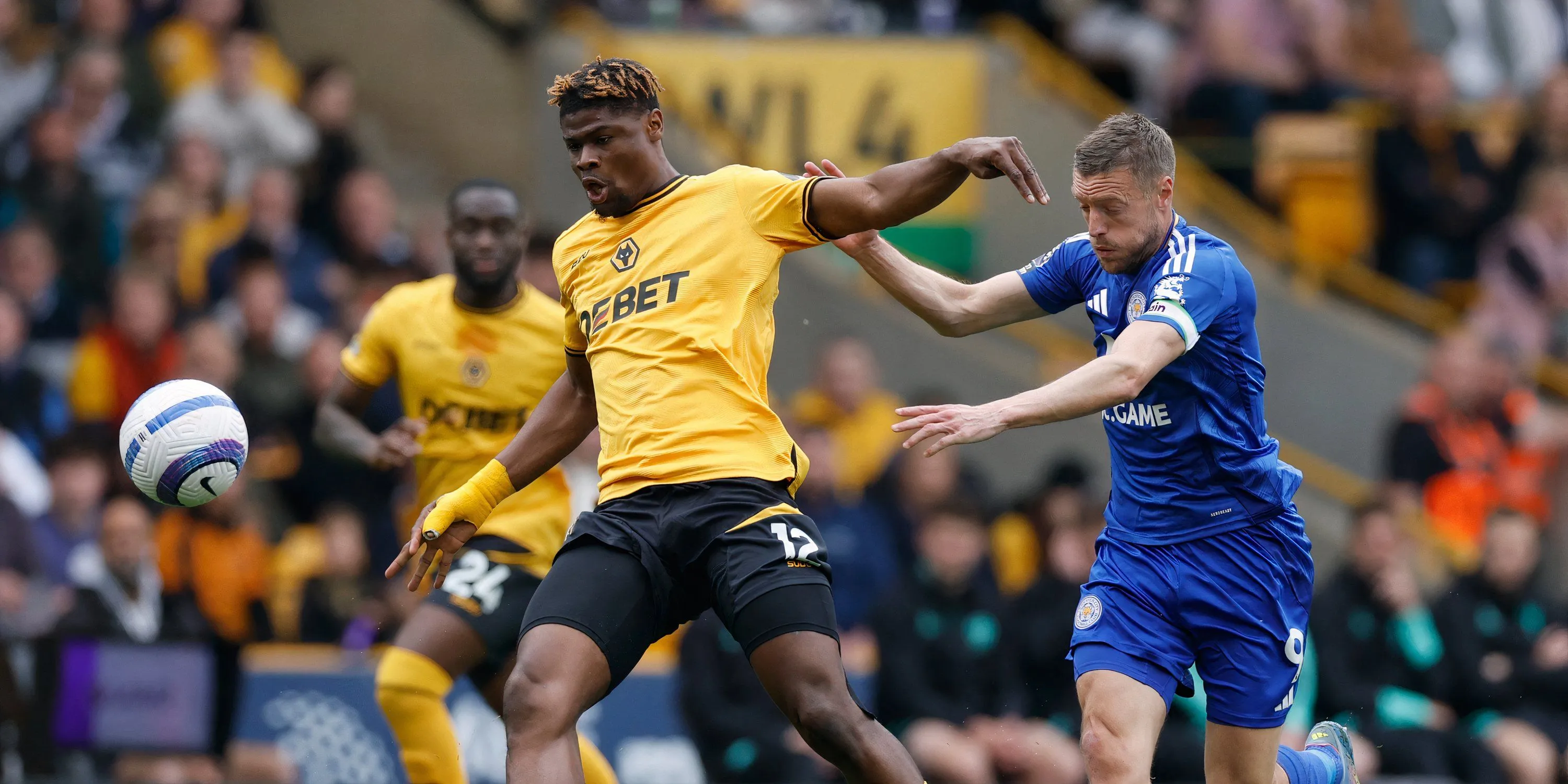 Trung vệ Emmanuel Agbadou của Wolves