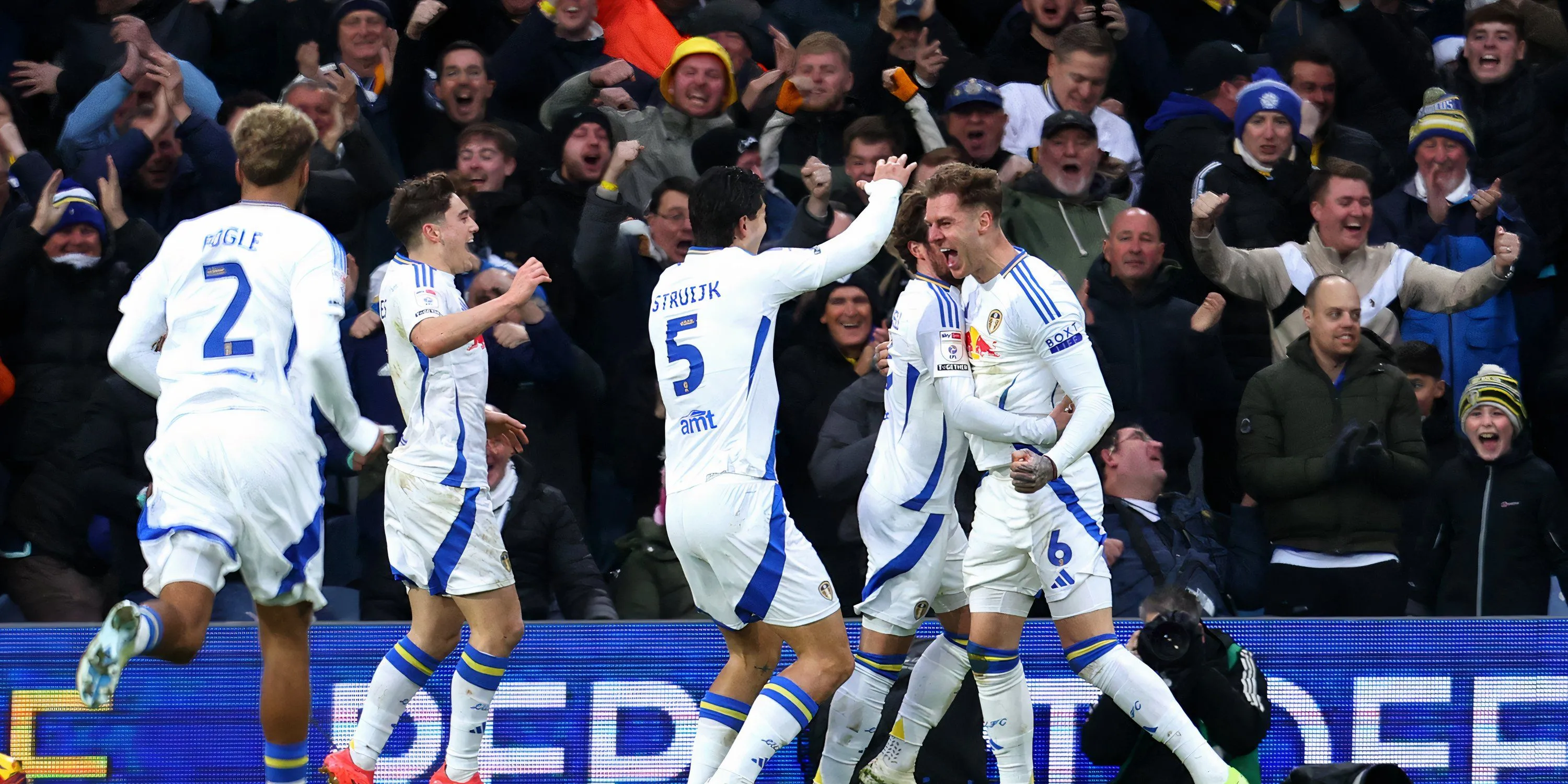 Trung vệ Joe Rodon trong màu áo Leeds United, trụ cột hàng thủ mùa trước
