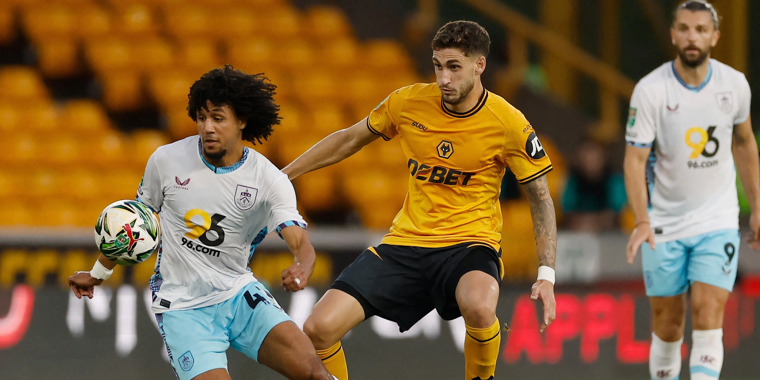 Trung vệ Santiago Bueno thi đấu cho Wolves tại Ngoại hạng Anh