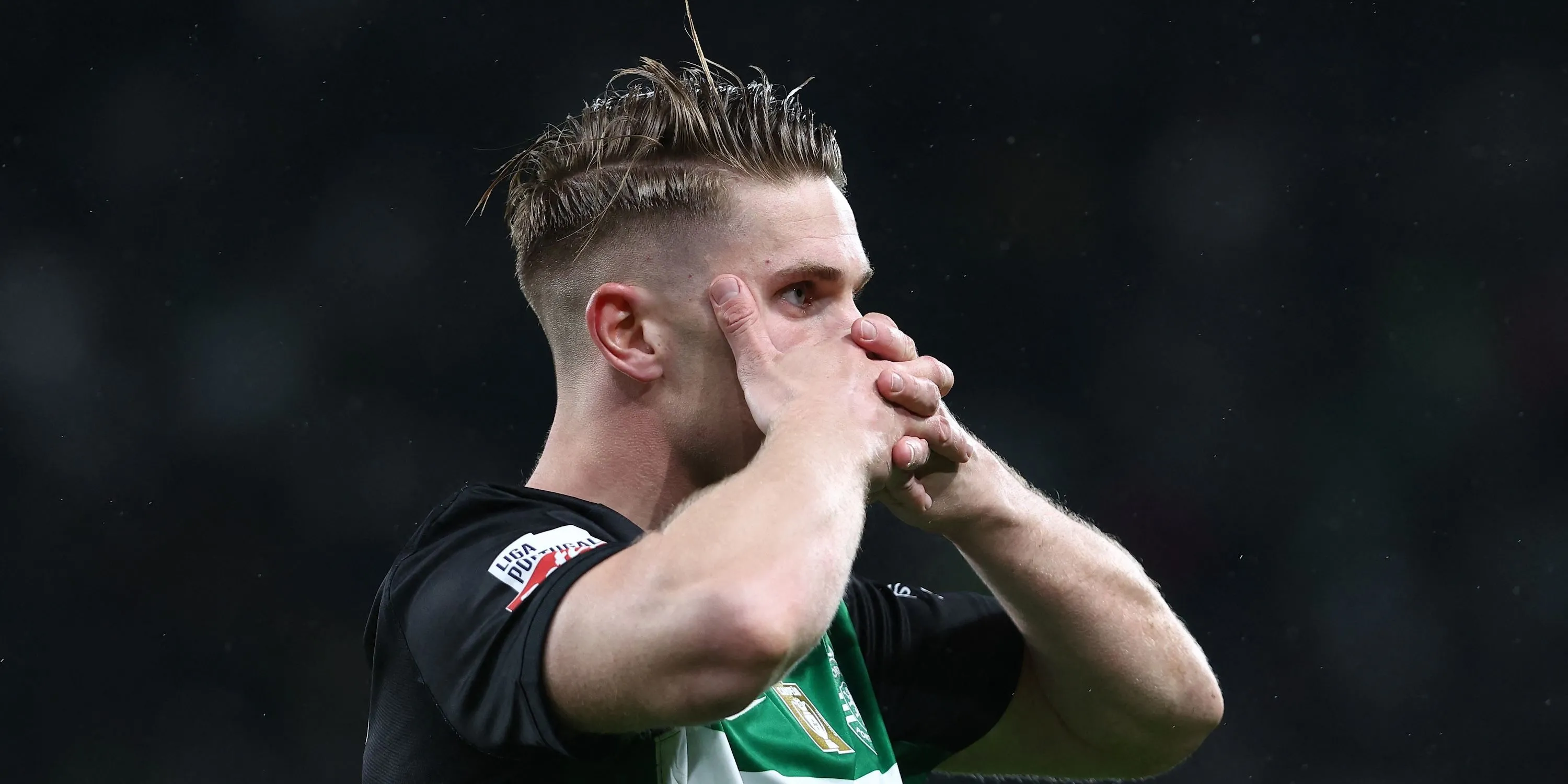 Viktor Gyokeres ăn mừng sau khi lập hat-trick cho Sporting CP, thể hiện phong độ ghi bàn khủng khiếp.
