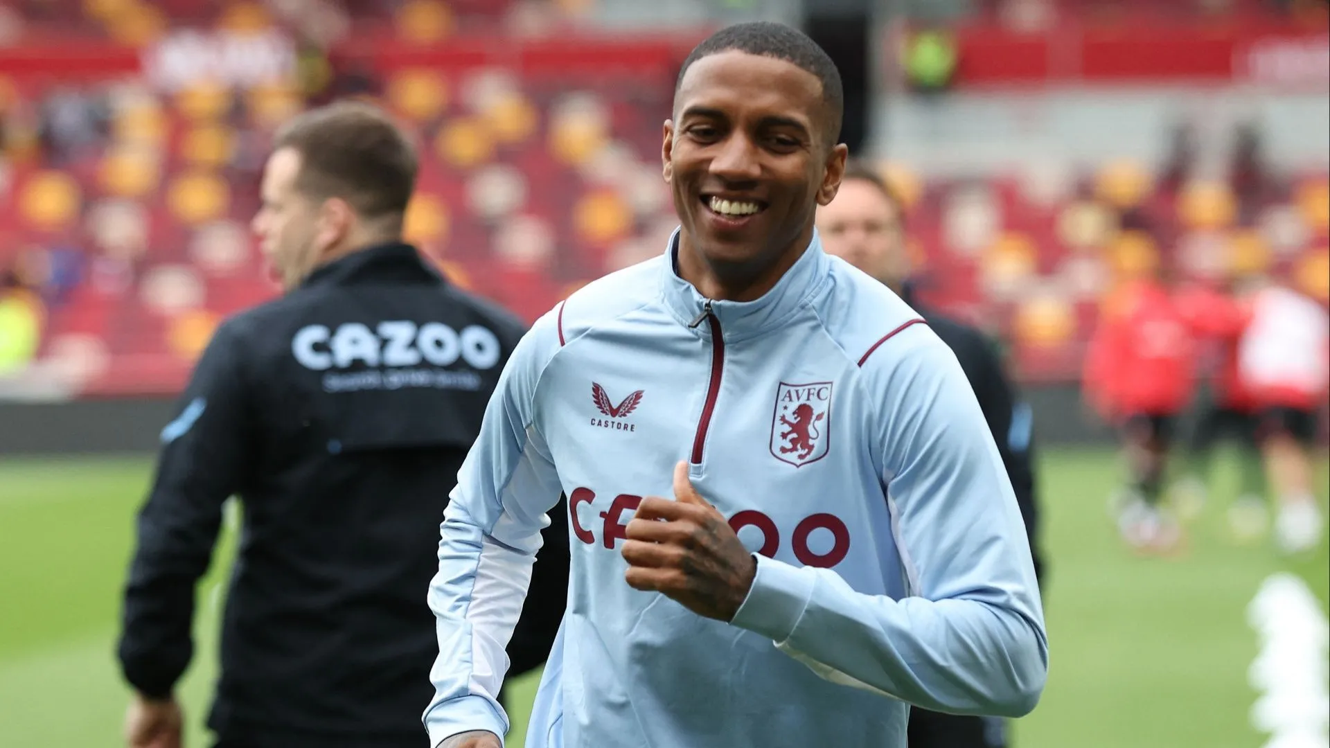 Ashley Young trong màu áo Everton và hình ảnh chiếc áo đấu Watford, thể hiện hành trình sự nghiệp và bến đỗ tiềm năng của anh.