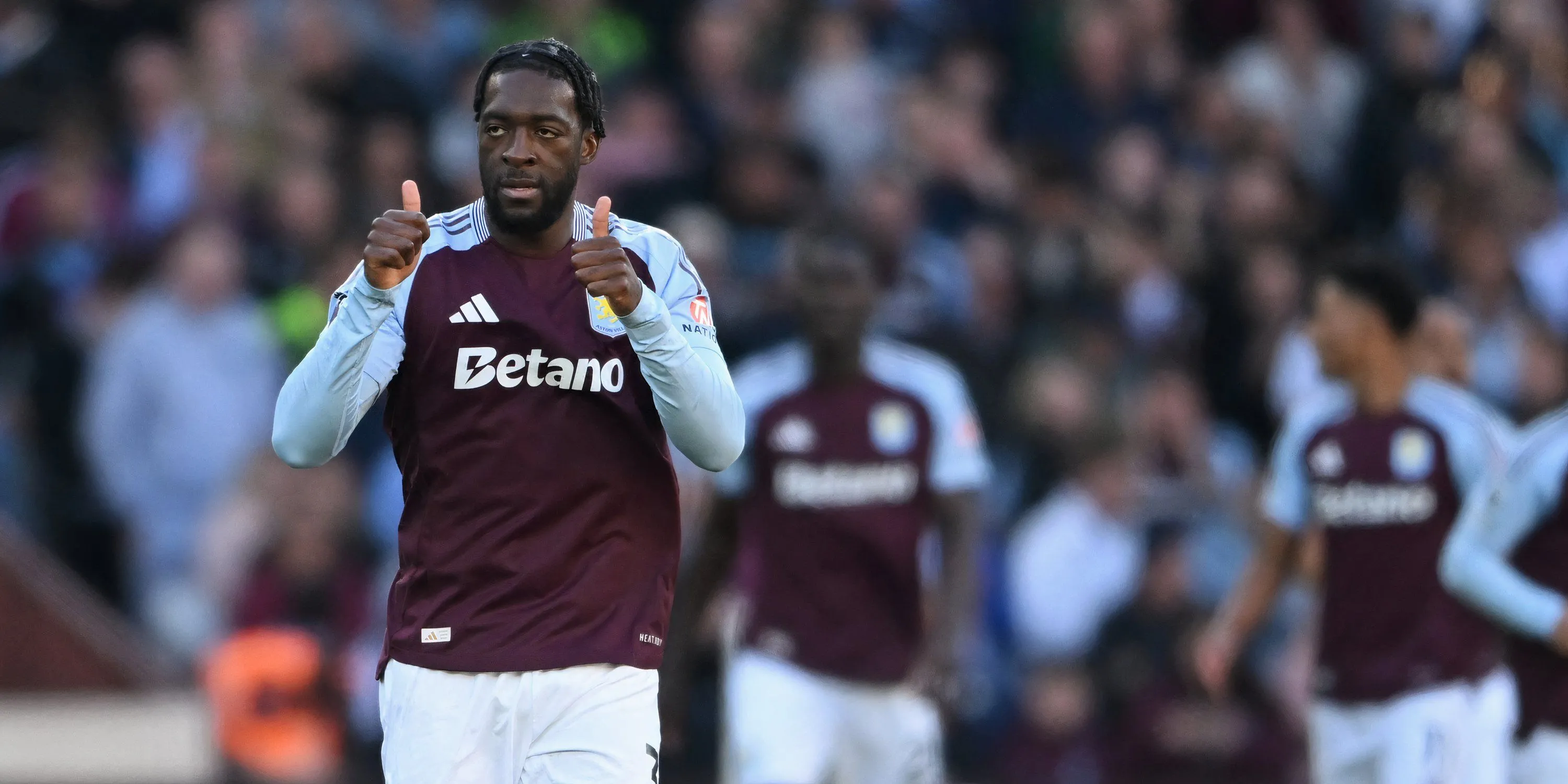 Axel Disasi trong một trận đấu tại Premier League, khi còn khoác áo Chelsea hoặc Aston Villa.