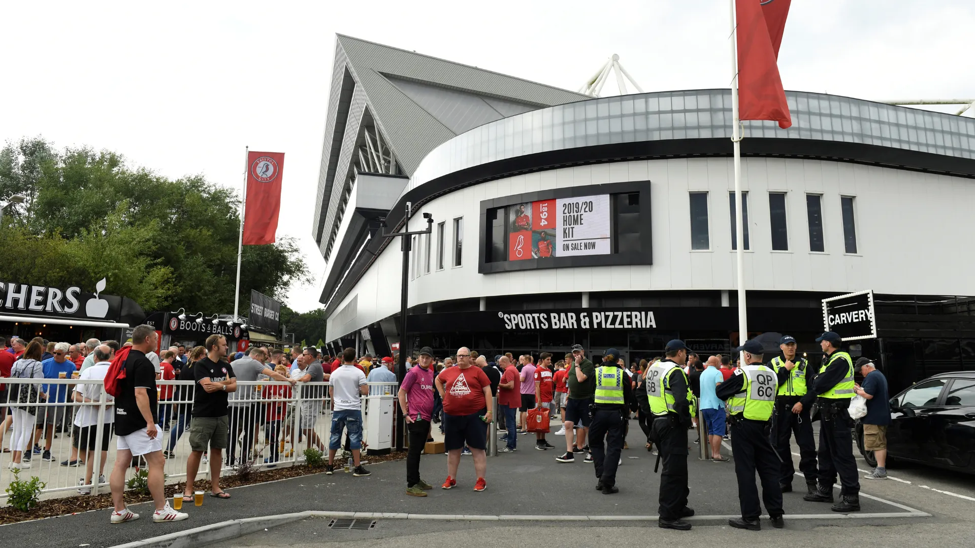 Bên ngoài sân Ashton Gate của Bristol City, với kiến trúc hiện đại và độc đáo.