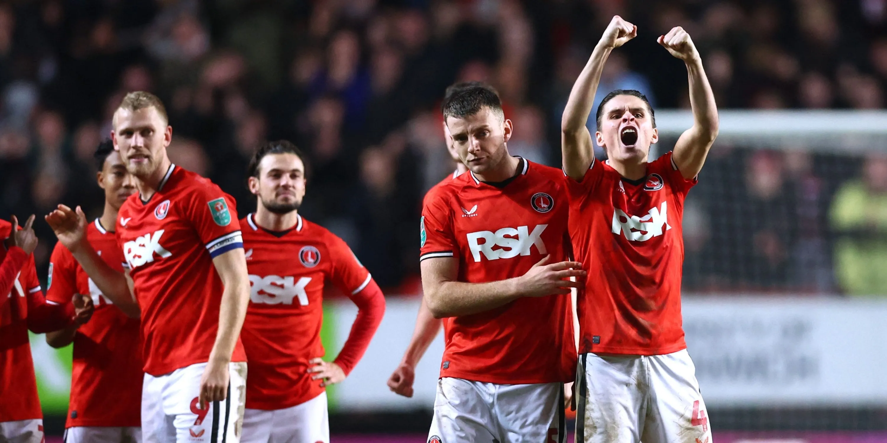 Cầu thủ Charlton Athletic trên sân vận động The Valley.