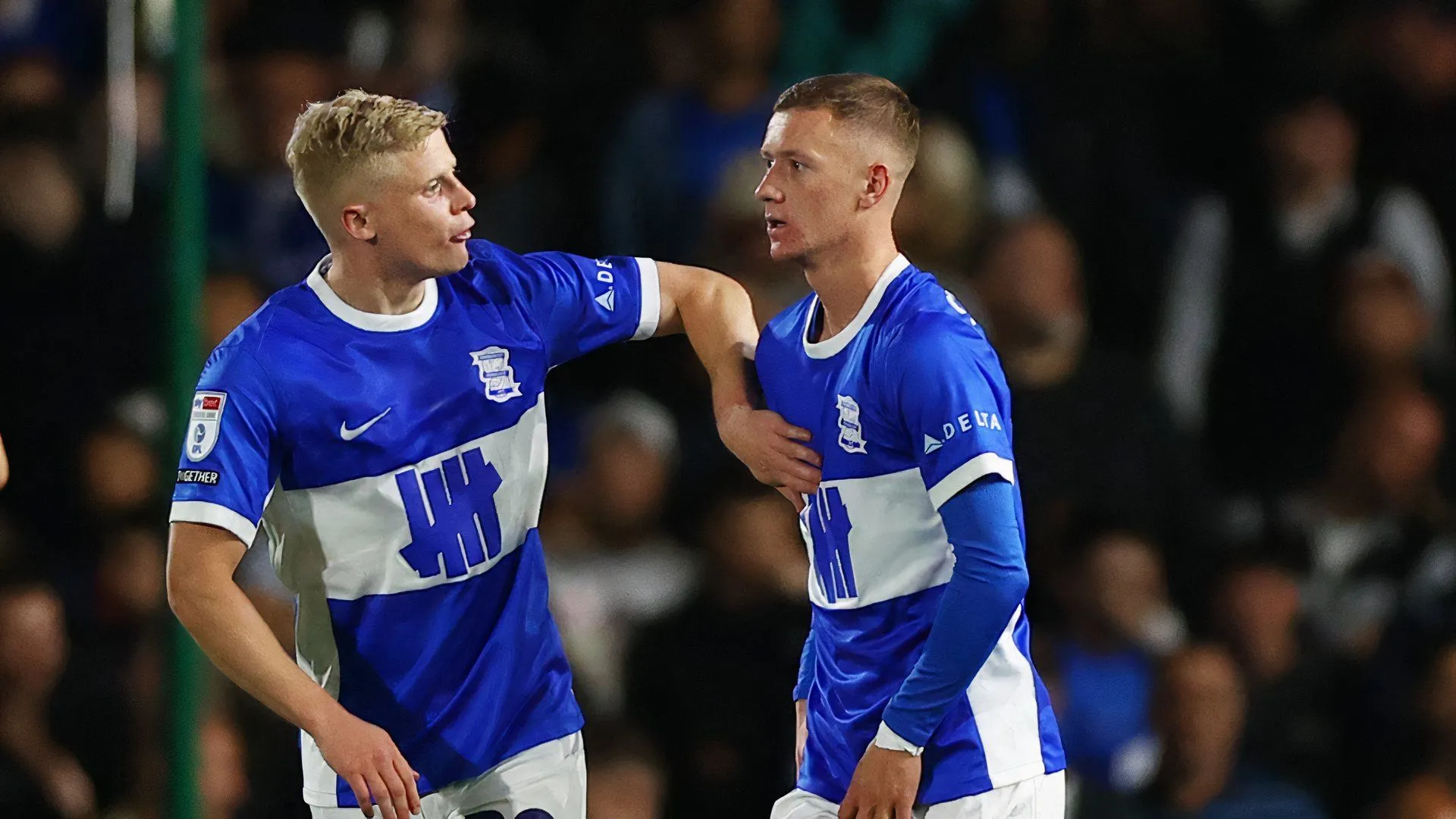 Cầu thủ Jay Stansfield của Birmingham City cùng đồng đội trên sân tập
