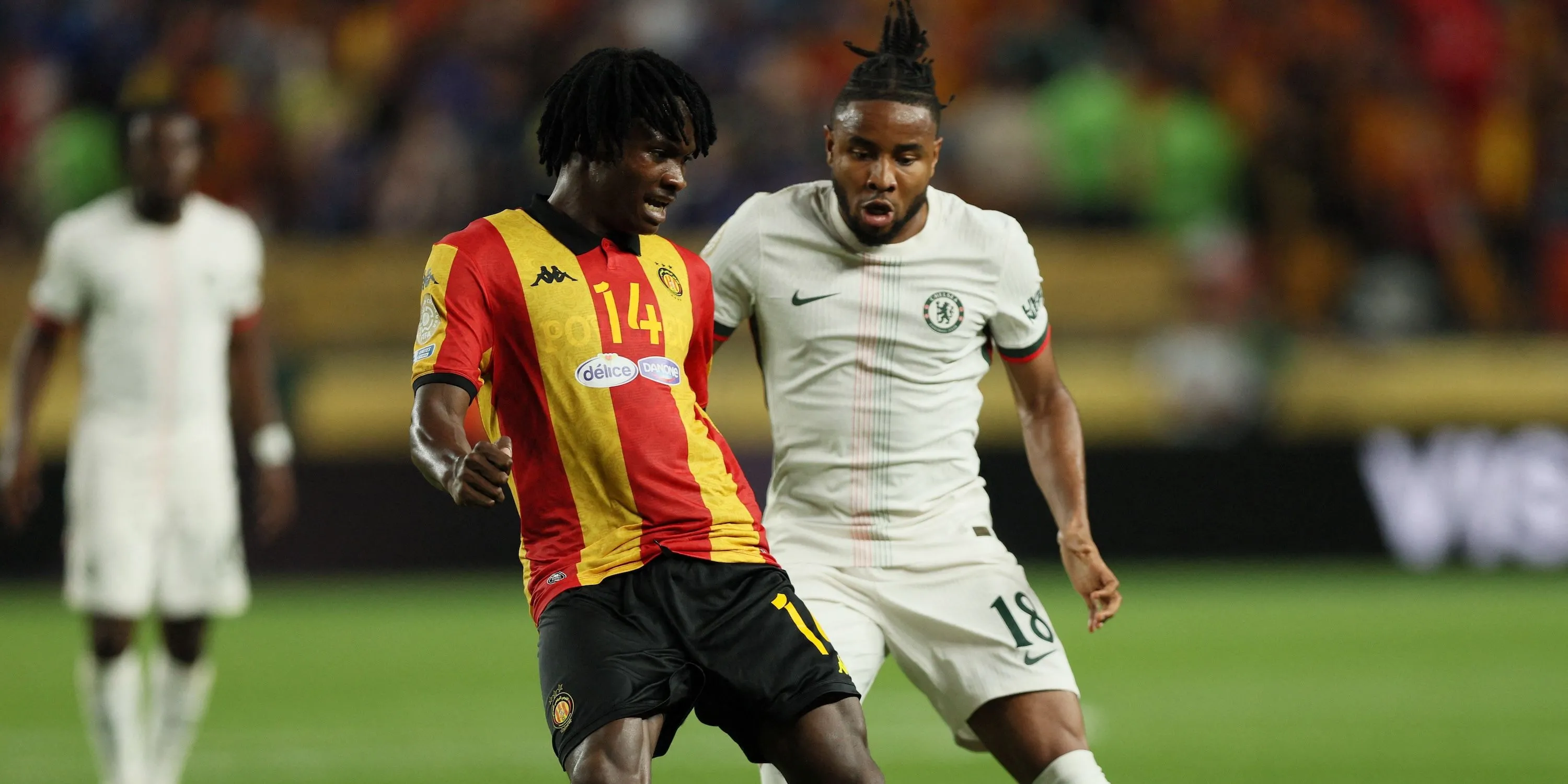 Christopher Nkunku trong màu áo Chelsea đối đầu với cầu thủ Esperance Sportive de Tunis