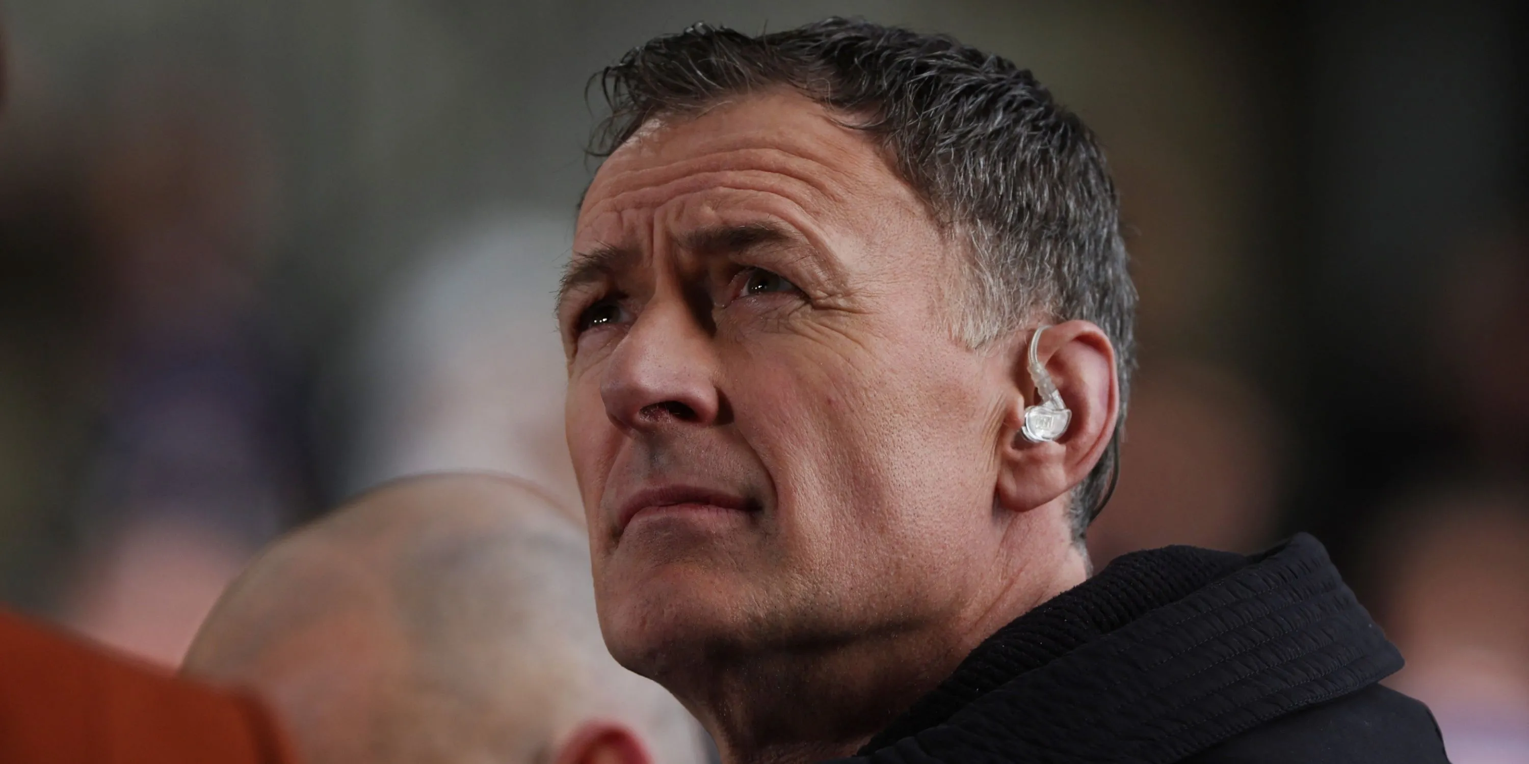 Chuyên gia bóng đá Chris Sutton đang nói chuyện trên truyền hình