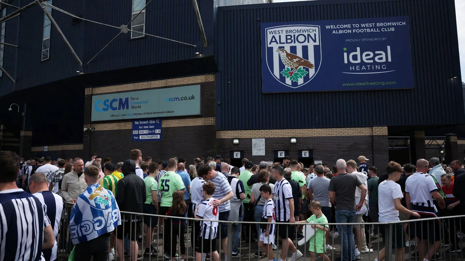 Cổ động viên West Bromwich Albion tụ tập bên ngoài sân The Hawthorns, trước trận đấu.