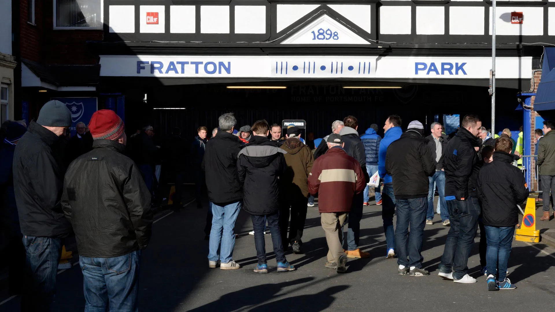 Cổng vào sân Fratton Park của Portsmouth, mang đậm nét lịch sử và truyền thống.