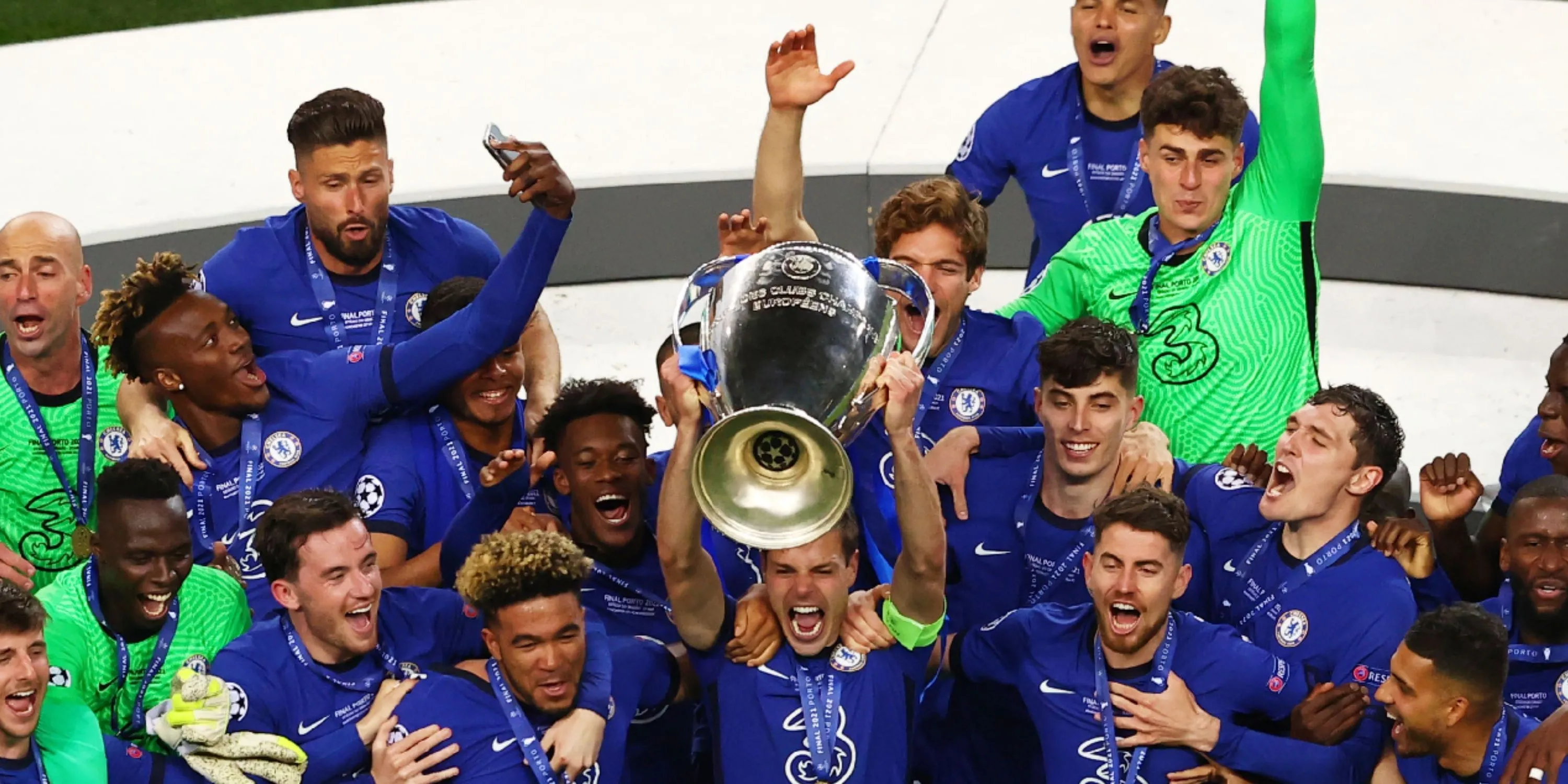Đội trưởng Chelsea giơ cao cúp vô địch UEFA Champions League năm 2021.