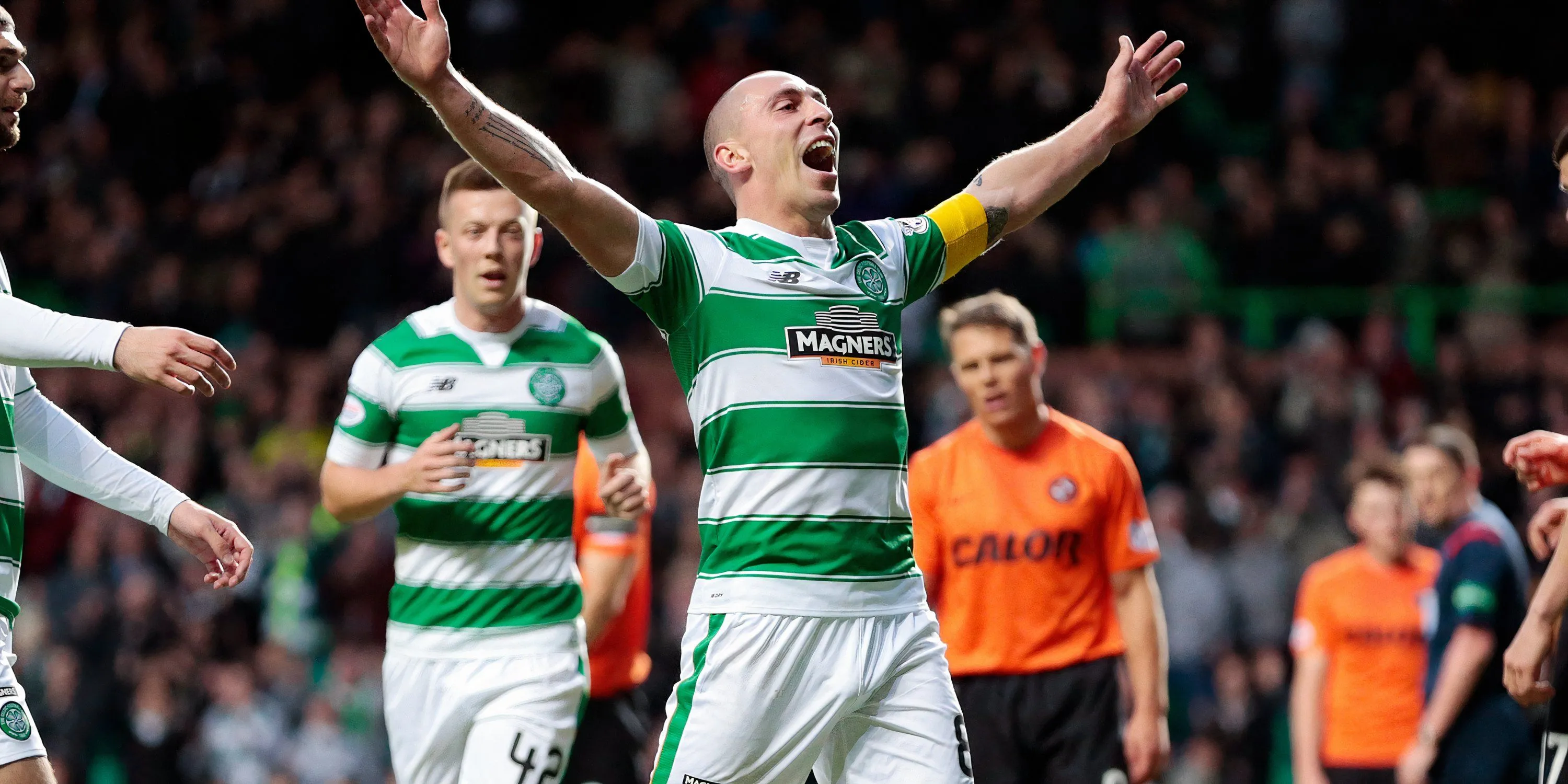 Đội trưởng Scott Brown trong một trận đấu tại giải VĐQG Scotland.