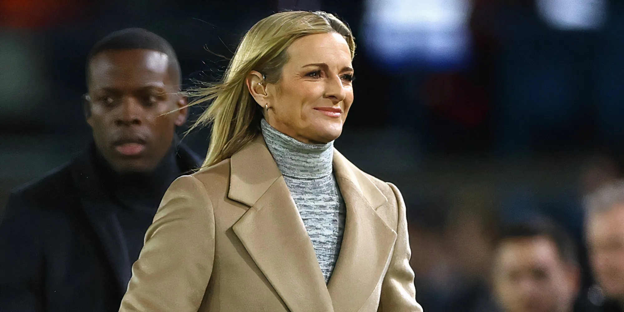 Gabby Logan đang dẫn chương trình tại một sự kiện thể thao