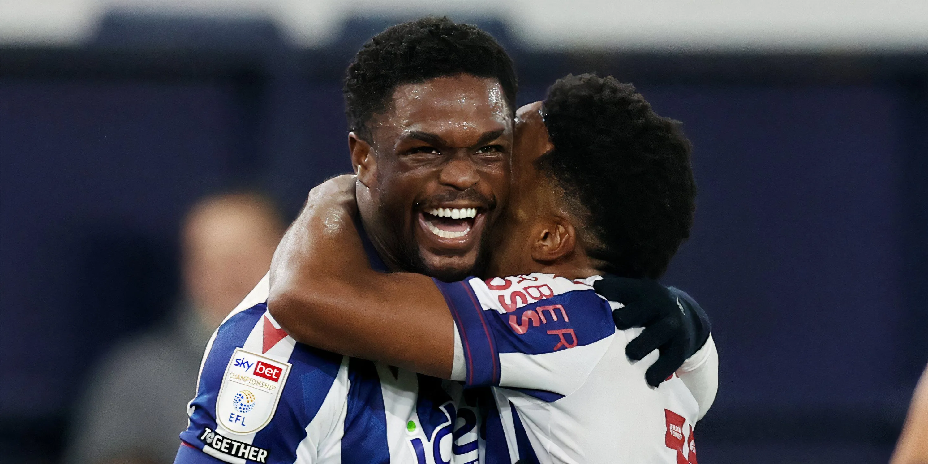Grady Diangana ăn mừng cùng đồng đội tại West Bromwich Albion