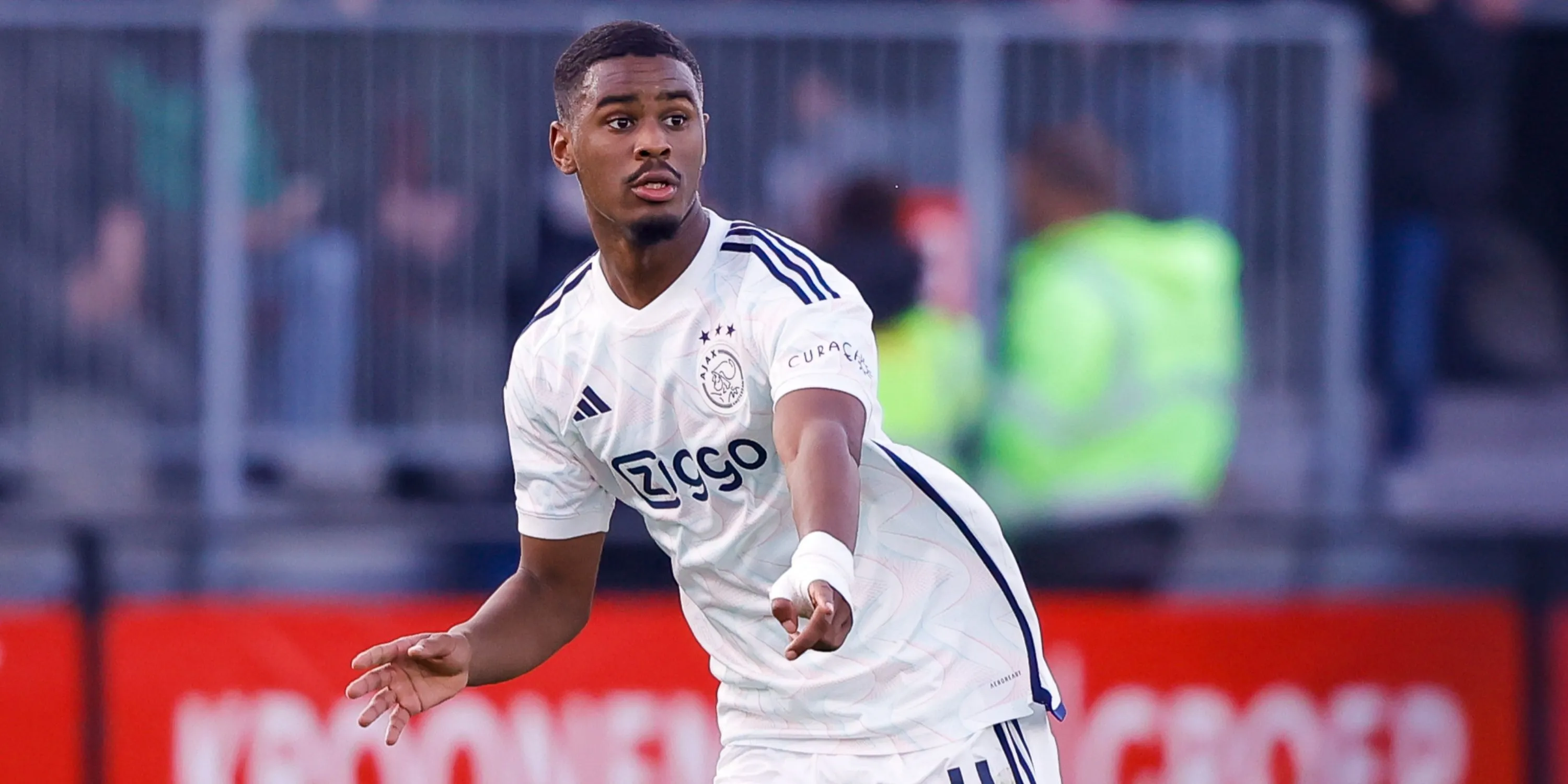 Hậu vệ Jorrel Hato của Ajax, một tài năng trẻ đầy triển vọng của bóng đá Hà Lan, thu hút sự chú ý của các CLB hàng đầu châu Âu