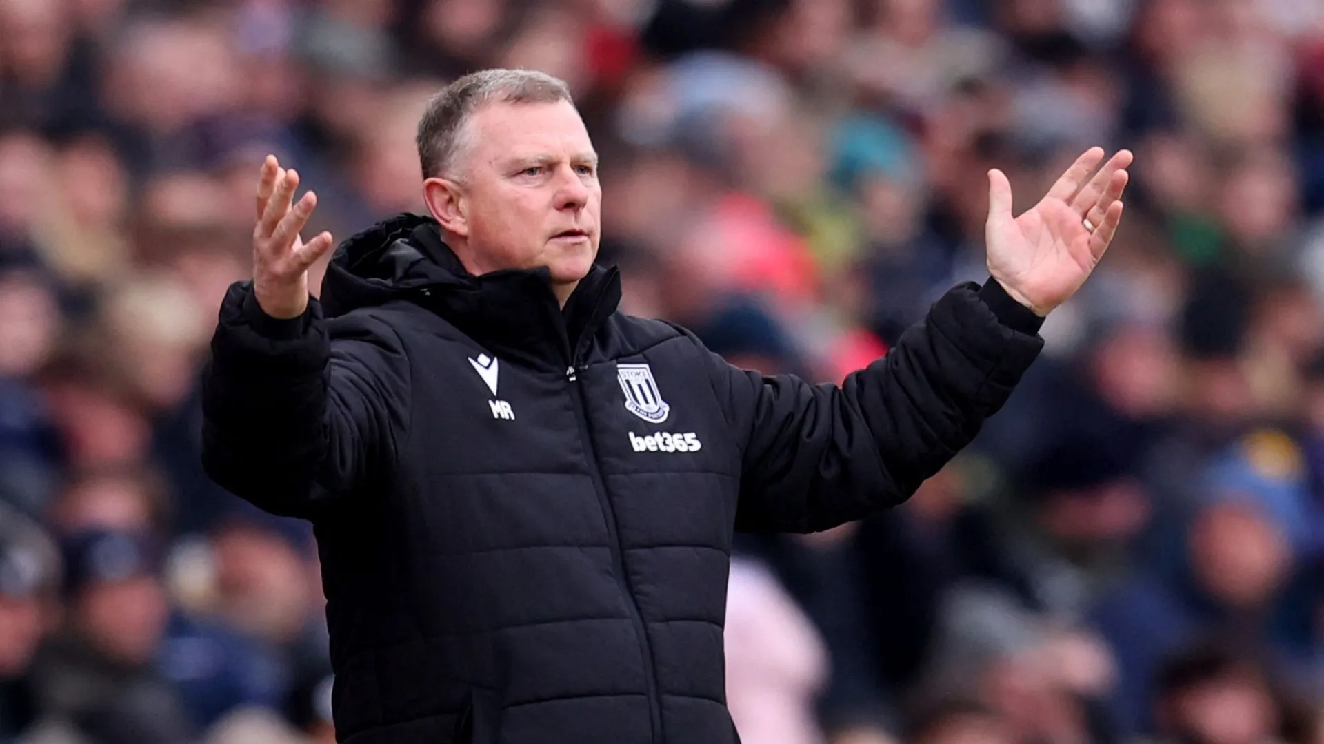 HLV Mark Robins của Stoke City chịu áp lực cải thiện thành tích