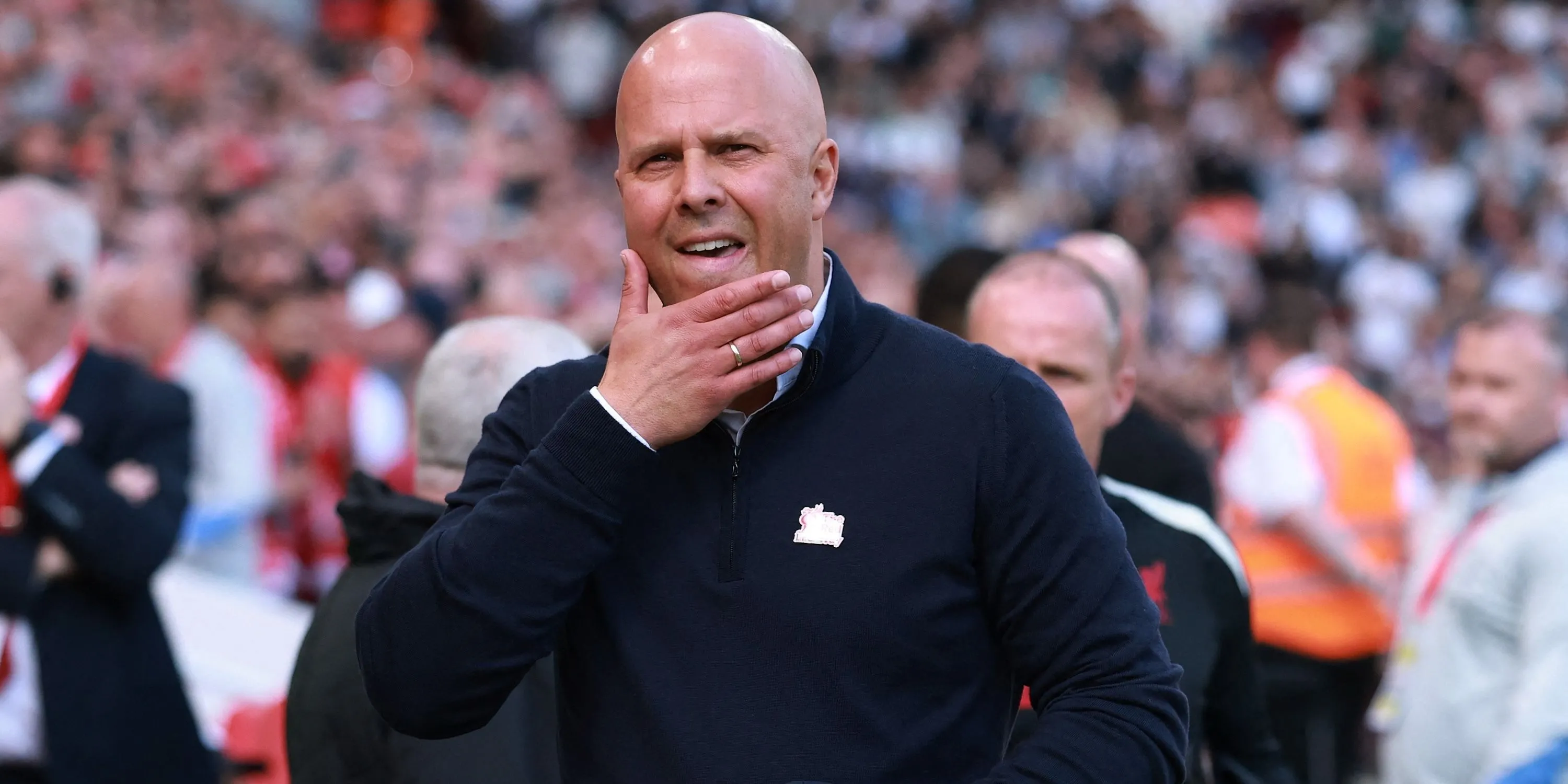 Huấn luyện viên Arne Slot của Liverpool đang theo dõi trước trận đấu