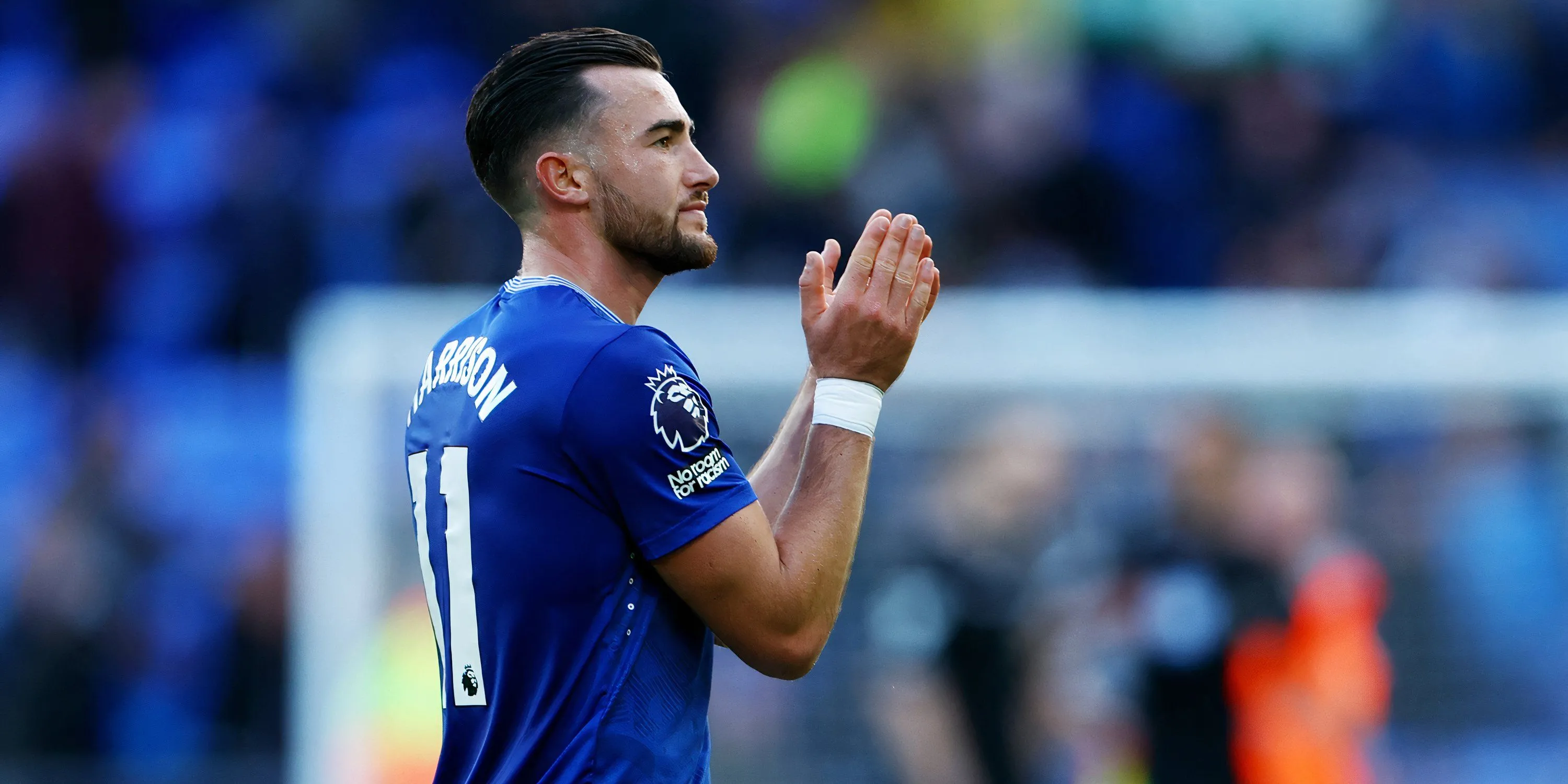 Jack Harrison trong một pha tranh chấp bóng khi khoác áo Everton.
